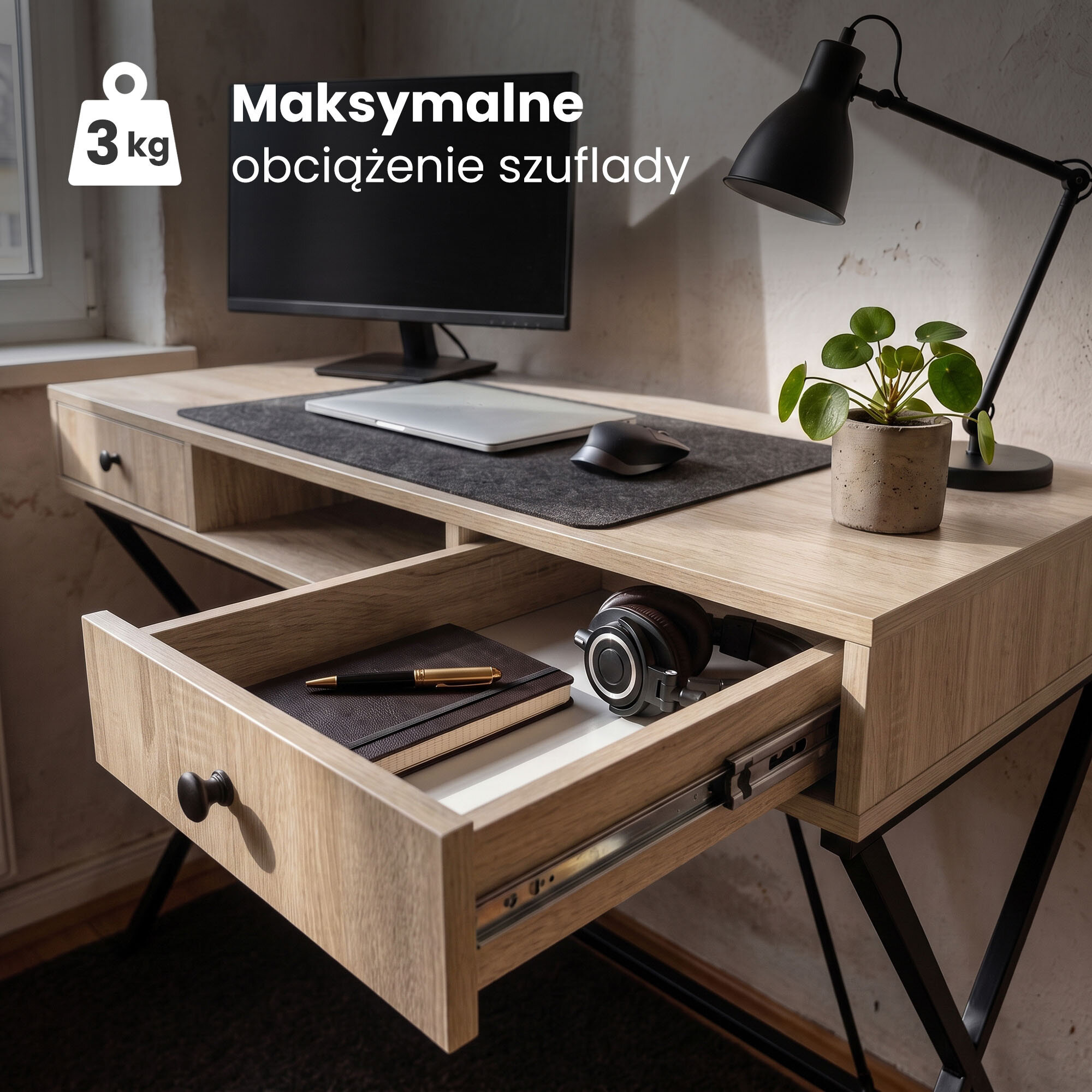 Biurko w stylu industrialnym z otwartą szufladą, w której znajdują się notes, długopis i słuchawki. Na biurku stoi monitor, laptop, myszka, lampa i roślina w doniczce; tekst na obrazie: \'Maksymalne obciążenie szuflady 3 kg\'.
