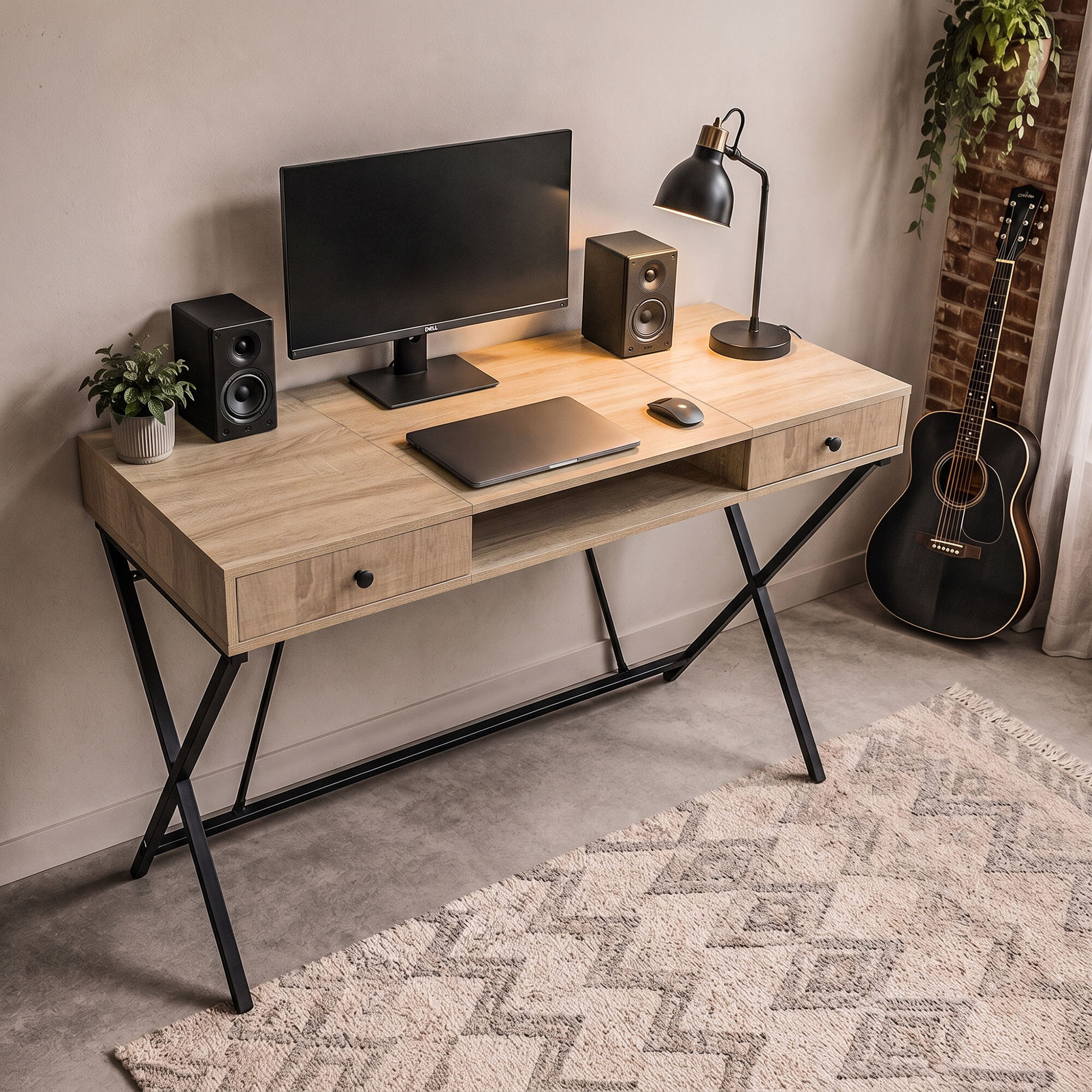Biurko w stylu industrialnym z blatem w kolorze dębu Sonoma, wyposażone w dwie szuflady i jedną półkę, z czarnymi metalowymi nogami. Na biurku znajdują się monitor, laptop, głośniki, lampa biurkowa i mysz komputerowa, a obok stoi gitara akustyczna.