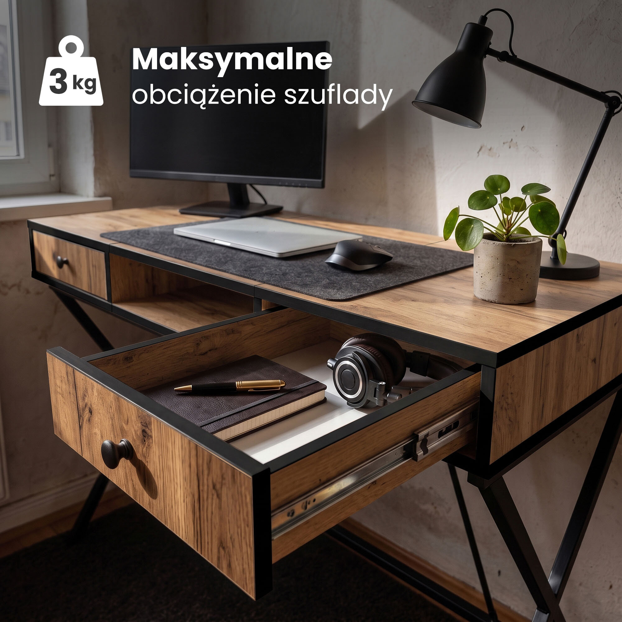 Biurko w stylu industrialnym z blatem w kolorze dębu, wyposażone w dwie szuflady i jedną półkę, z czarnymi nogami. Na blacie znajduje się monitor, laptop, lampka, roślina w doniczce oraz otwarta szuflada z notatnikiem i słuchawkami; tekst na obrazie: \'Maksymalne obciążenie szuflady 3 kg\'.