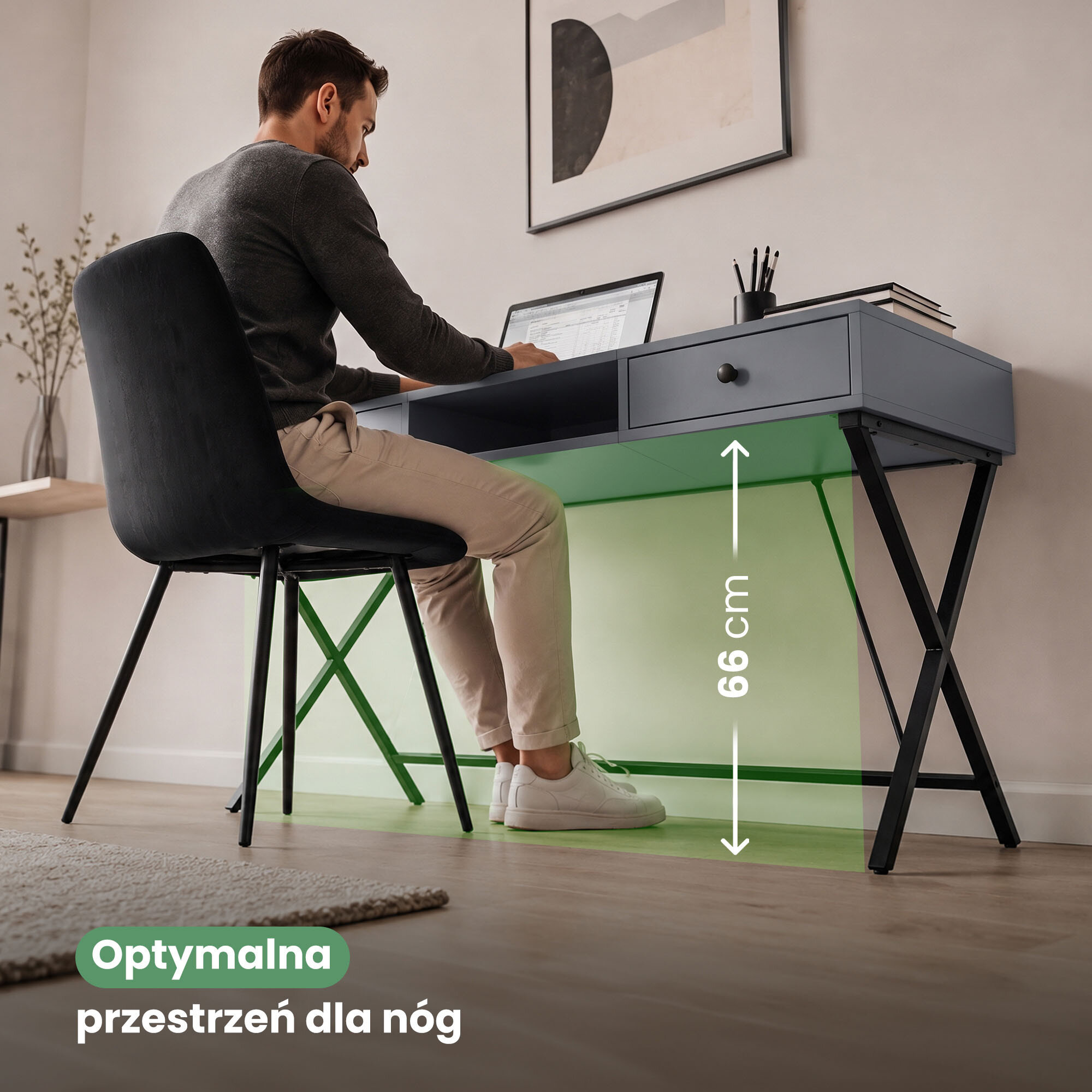 Osoba siedzi przy biurku z dwoma szufladami i jedną półką, z czarnymi nogami w kształcie litery X. Na obrazie widoczny jest tekst: \'Optymalna przestrzeń dla nóg\' oraz oznaczenie wysokości 66 cm.