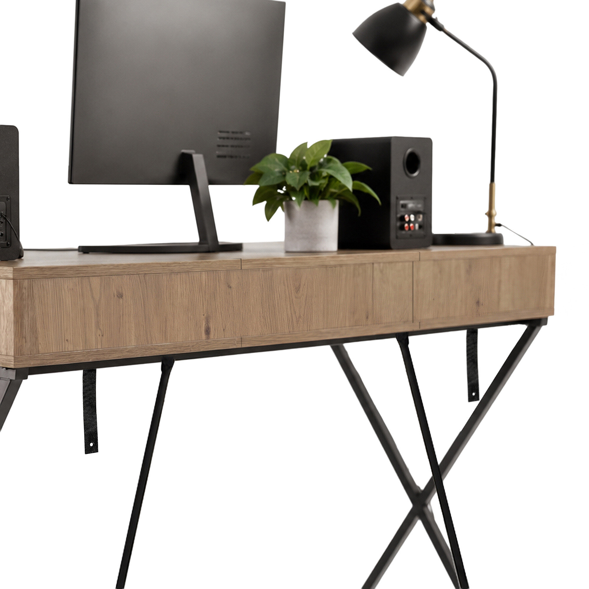 Biurko w stylu industrialnym z blatem w kolorze dębu i czarnymi nogami w kształcie krzyża. Na biurku znajdują się monitor, głośnik, lampa i roślina w doniczce.