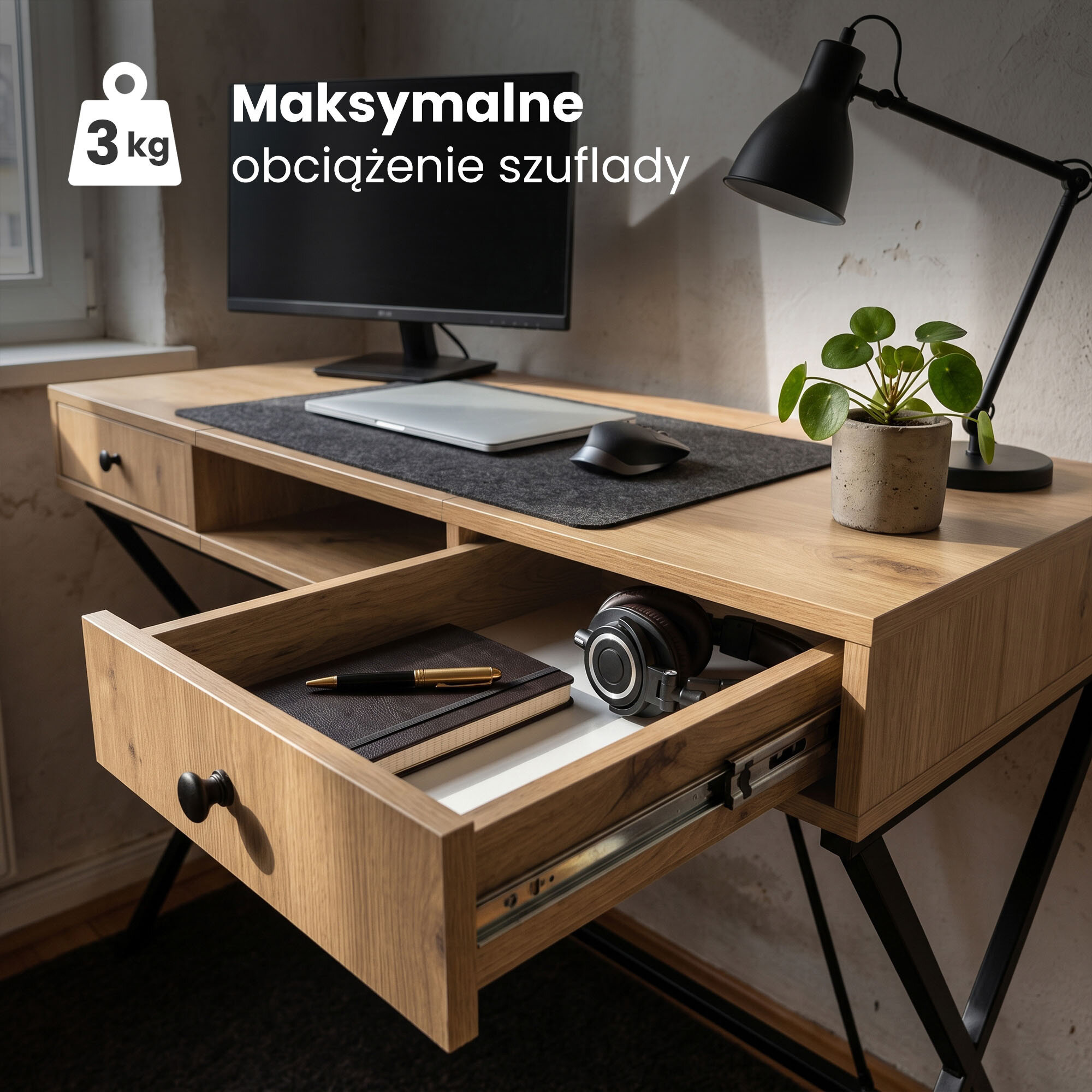Biurko z drewna w kolorze dębu z czarnymi nogami, wyposażone w dwie szuflady i jedną półkę. Na biurku znajdują się monitor, laptop, myszka, lampa oraz roślina w doniczce; tekst na obrazie: \'Maksymalne obciążenie szuflady 3 kg\'.