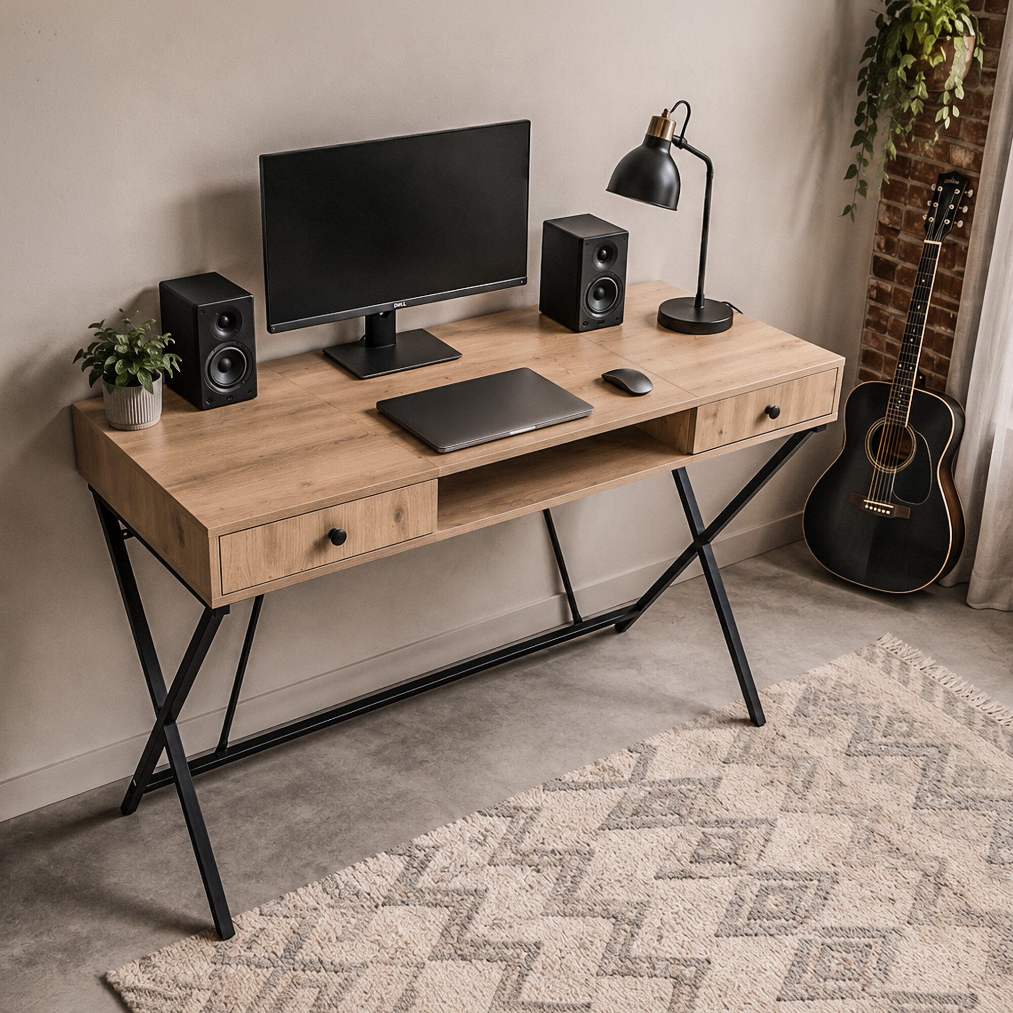 Na zdjęciu znajduje się biurko w stylu industrialnym z blatem w kolorze dębu i czarnymi nogami. Na biurku stoją monitor, dwa głośniki, lampa, laptop i myszka, a obok biurka oparta jest gitara.