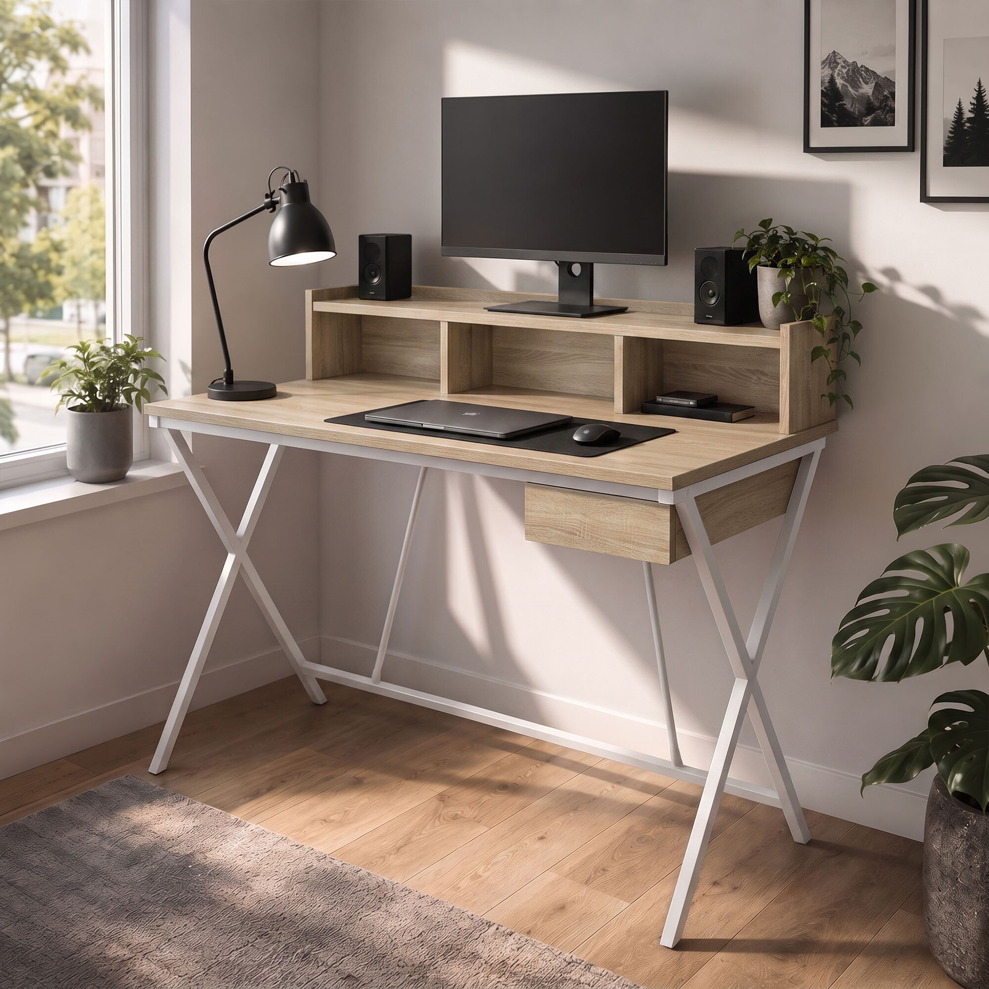 Biurko w stylu industrialnym z blatem w kolorze dębu Sonoma, wyposażone w jedną szufladę i półkę, z białymi nogami. Na biurku znajduje się monitor, lampa, laptop, myszka oraz rośliny doniczkowe.