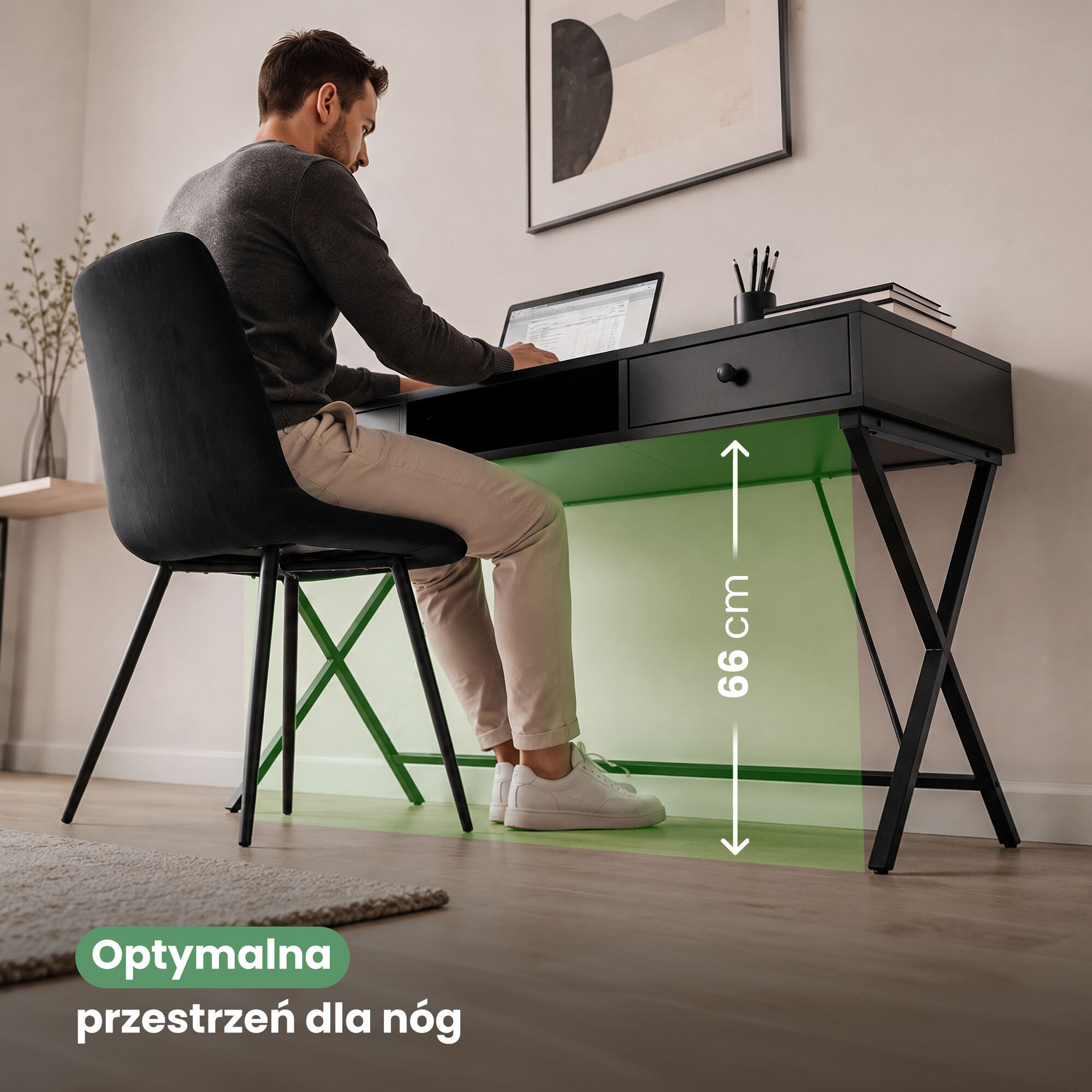 Osoba siedzi przy czarnym biurku z dwoma szufladami i jedną półką, na którym stoi laptop. Na obrazie widoczny jest tekst: \'Optymalna przestrzeń dla nóg\' oraz oznaczenie \'66 cm\'.