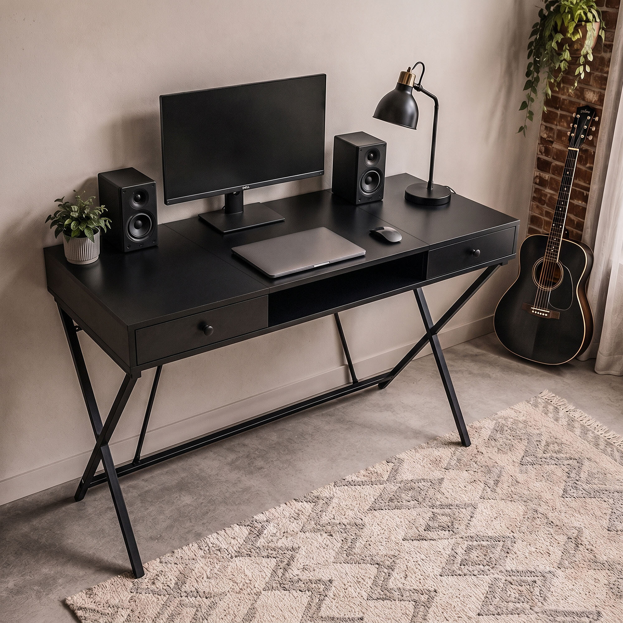 Czarne biurko z dwoma szufladami i jedną półką, na którym znajduje się monitor, laptop, głośniki, lampa i roślina w doniczce. Obok biurka stoi gitara, a na podłodze leży dywan z geometrycznym wzorem.