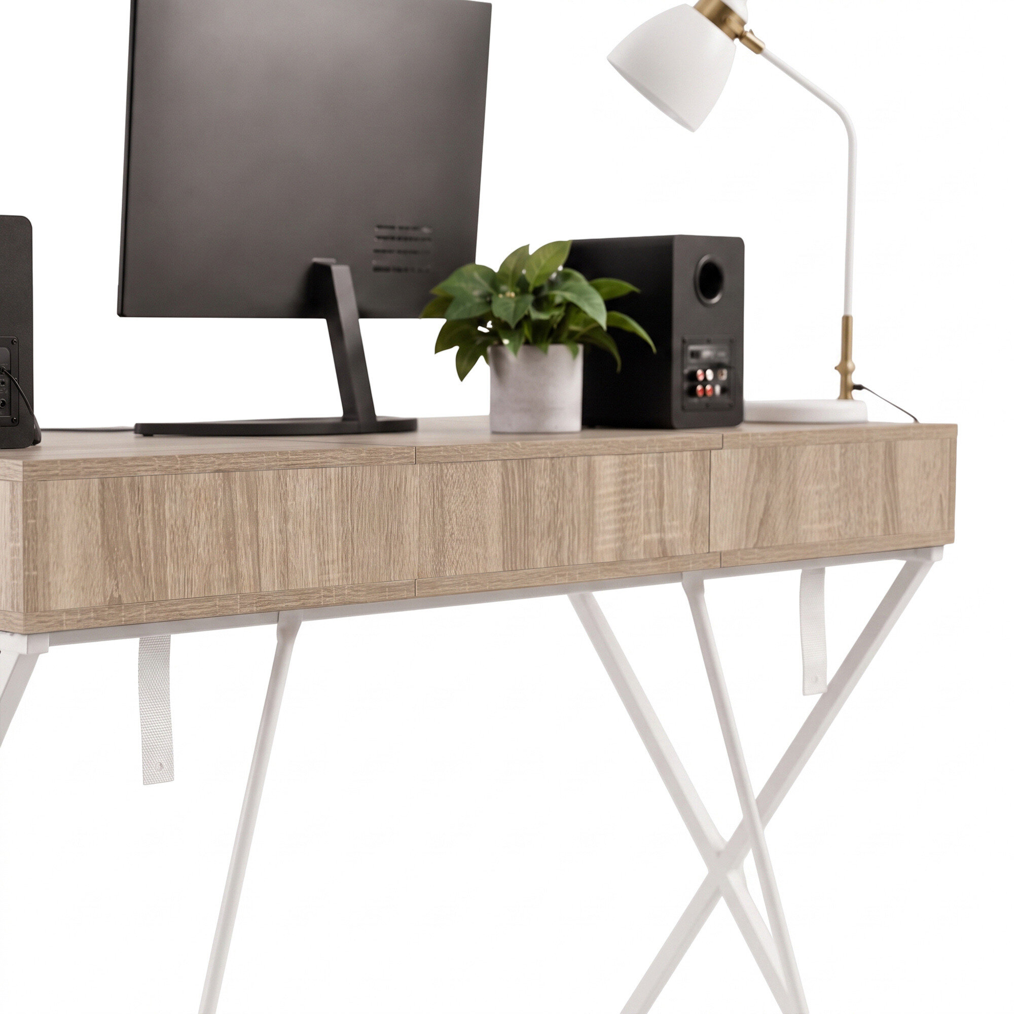 Biurko w stylu industrialnym z blatem w kolorze dąb sonoma, wyposażone w dwie szuflady i jedną półkę, z białymi nogami. Na blacie znajduje się monitor, lampa, głośnik i roślina w doniczce.