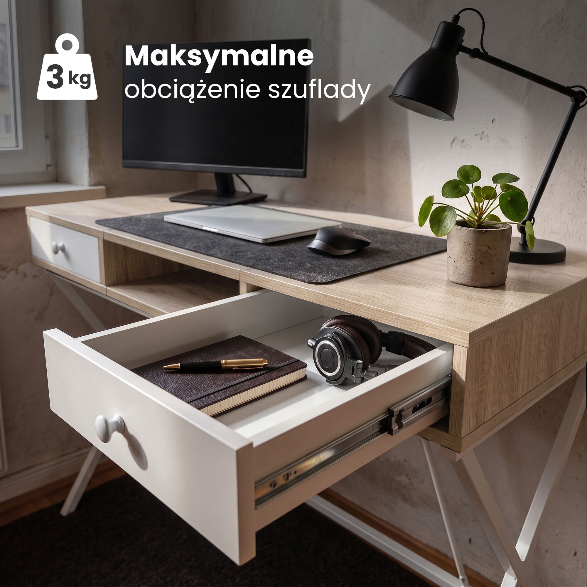 Biurko z drewnianym blatem i białymi nogami, na którym znajduje się monitor, laptop, myszka, lampa oraz roślina w doniczce. Otwarta szuflada zawiera notes, długopis i słuchawki, a na obrazie widoczny jest tekst: \'Maksymalne obciążenie szuflady 3 kg\'.