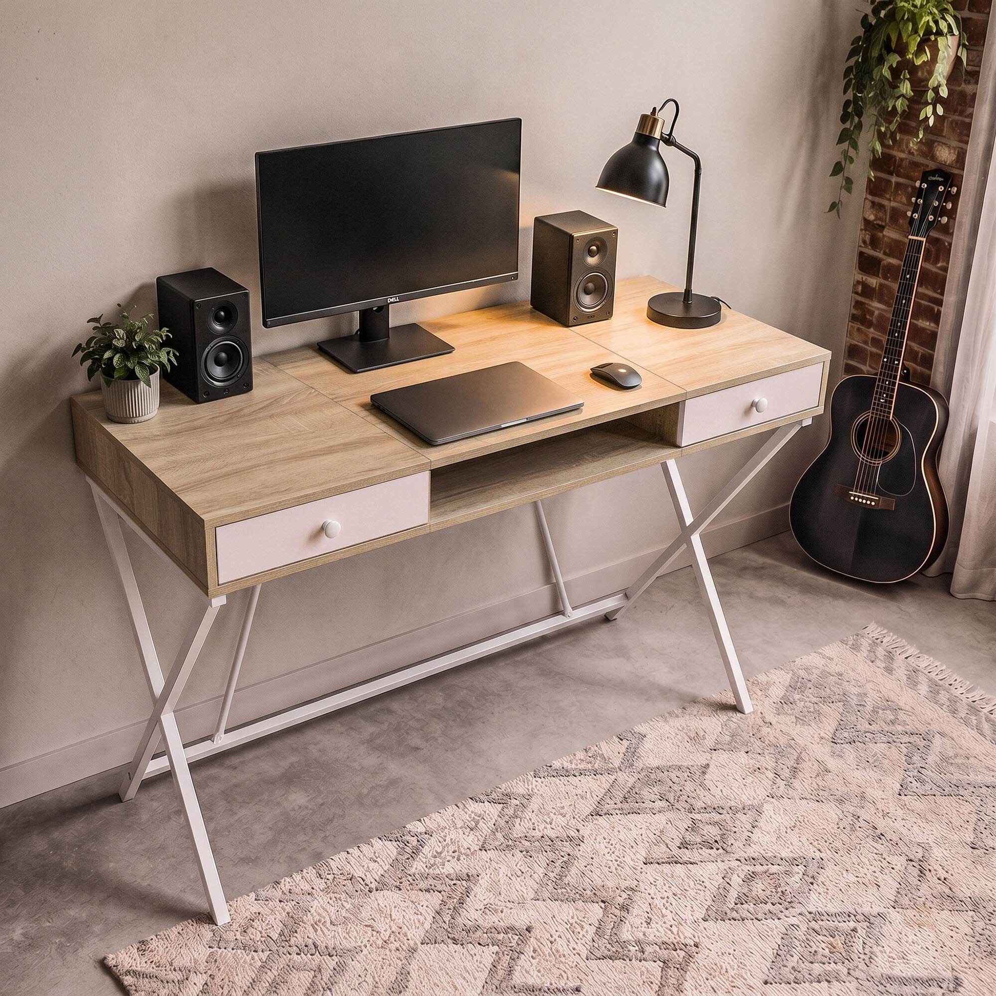 Biurko w stylu industrialnym z blatem w kolorze dębu Sonoma, wyposażone w dwie szuflady i jedną półkę, stoi na białych nogach. Na biurku znajdują się monitor, laptop, głośniki, lampa i roślina, a obok stoi gitara.