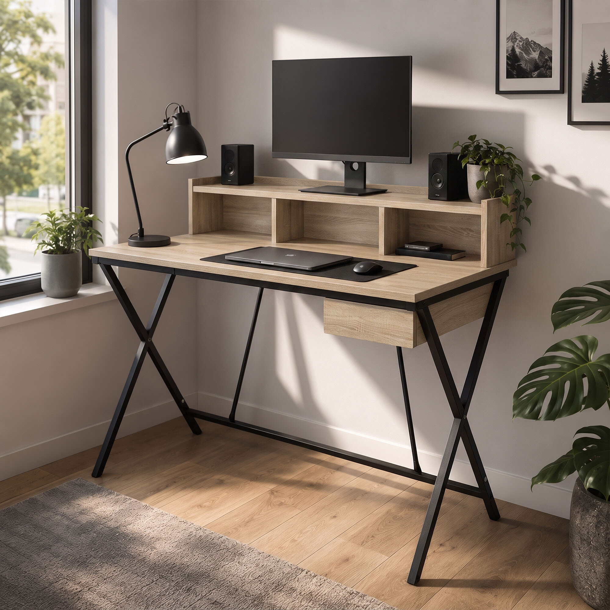 Biurko w stylu industrialnym z blatem w kolorze dębu Sonoma, wyposażone w jedną szufladę i jedną półkę, z czarnymi nogami. Na biurku znajduje się monitor, lampa, laptop, myszka oraz rośliny doniczkowe.