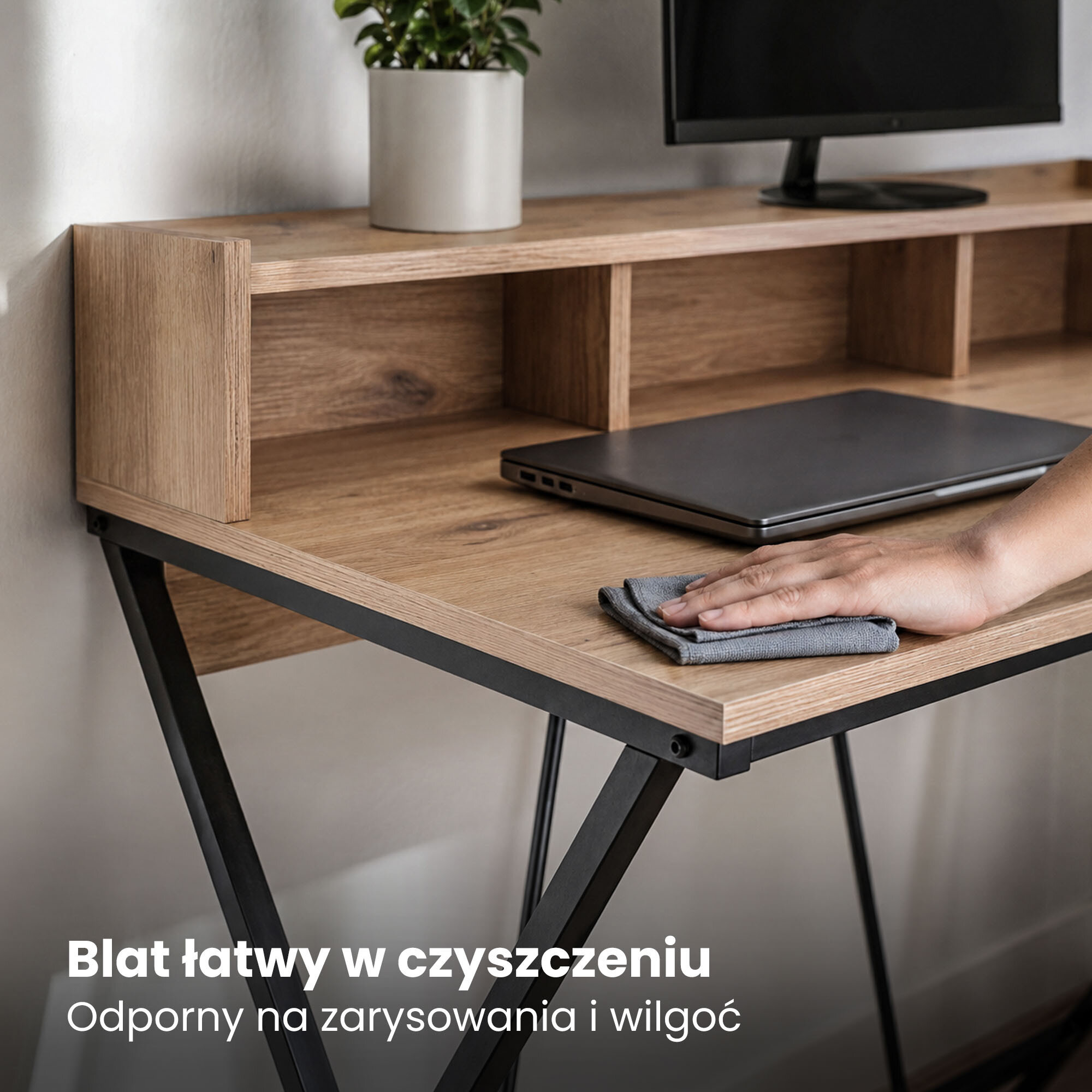 Biurko z drewnianym blatem i czarnymi nogami, na którym znajduje się laptop i roślina w doniczce. Tekst na obrazie: \'Blat łatwy w czyszczeniu, Odporny na zarysowania i wilgoć\'.