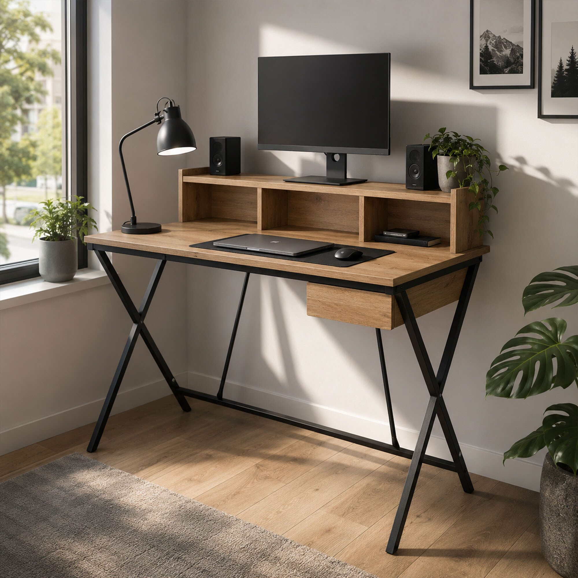 Biurko w stylu industrialnym z blatem w kolorze dębu i czarnymi nogami, wyposażone w jedną szufladę i półkę. Na biurku znajduje się monitor, lampka, głośniki oraz rośliny doniczkowe.