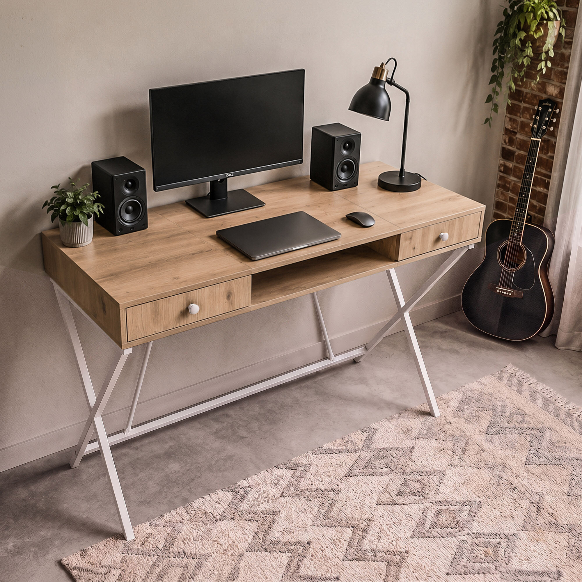 Biurko w stylu industrialnym z blatem w kolorze dębu i białymi nogami, wyposażone w dwa głośniki, monitor, lampkę, laptop i myszkę. Obok biurka stoi gitara, a na podłodze leży dywan z wzorem geometrycznym.