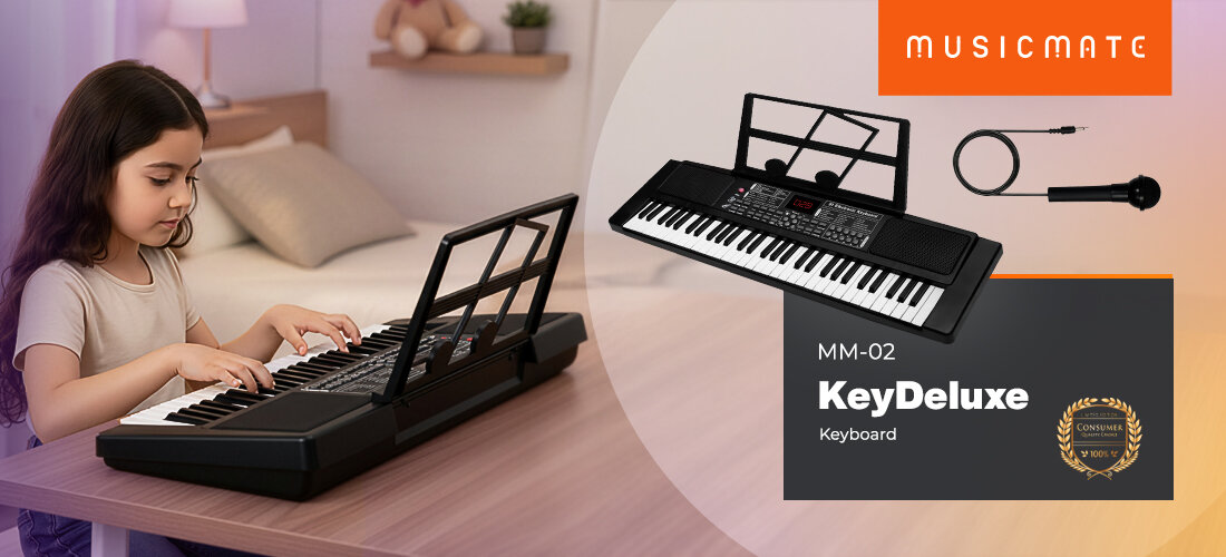 Na obrazie widoczna jest osoba grająca na czarnym keyboardzie z nutownikiem. Obok znajduje się grafika z napisem \'MUSICMATE MM-02 KeyDeluxe Keyboard\' oraz mikrofon i kabel.