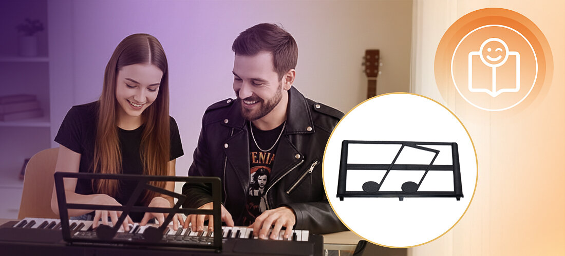 Dwie osoby grają na czarnym keyboardzie, obok widoczny jest stojak na nuty z motywem nutowym. W tle znajduje się pomarańczowa ikona z uśmiechniętą twarzą i książką.