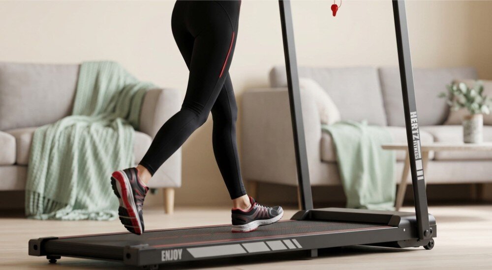 Bieżnia elektryczna HERTZ FITNESS Enjoy 735W 10km-h, kobieta na bieżni