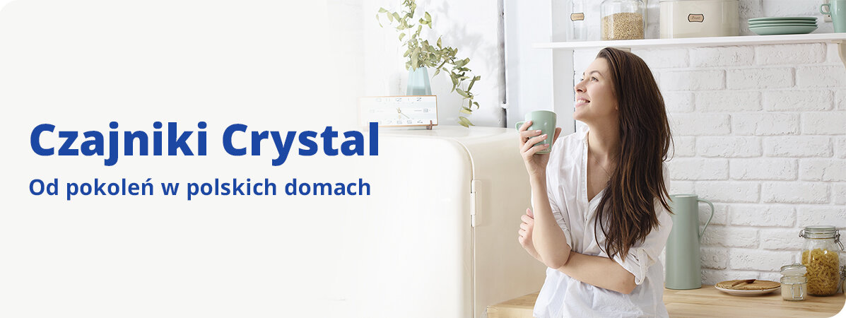 Kobieta w białej koszuli stoi w kuchni, trzymając kubek. Obok niej znajduje się tekst: \'Czajniki Crystal Od pokoleń w polskich domach\'.