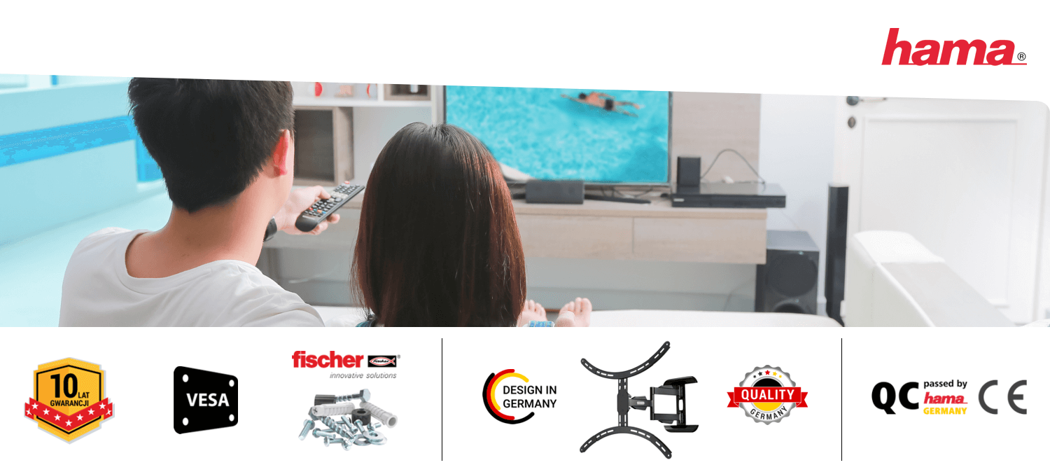Para ogląda telewizor zamontowany na uchwycie, na górze widoczne logo \'hama\'. Na dole znajdują się ikony: \'10 lat gwarancji\', \'VESA\', \'fischer innovative solutions\', \'Design in Germany\', obraz uchwytu, \'Quality\', \'QC passed by hama GERMANY\', \'CE\'.