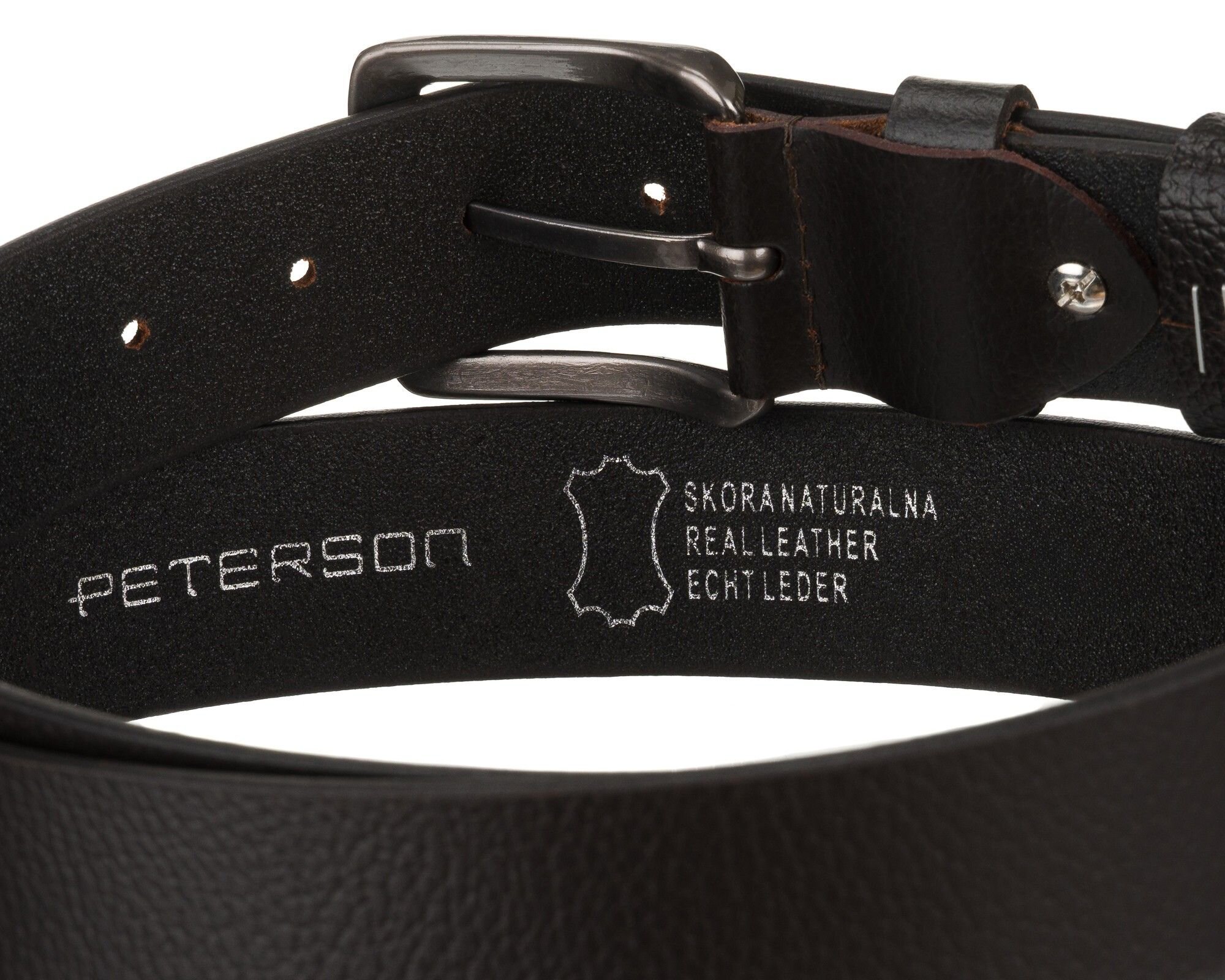 Ciemnobrązowy skórzany pasek z klasyczną klamrą, na którym widnieje napis \'PETERSON\' oraz oznaczenie \'SKÓRA NATURALNA REAL LEATHER ECHT LEDER\'.