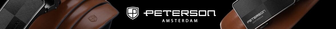 Obraz przedstawia logo \'PETERSON AMSTERDAM\' na czarnym tle, z widocznymi fragmentami brązowych pasków skórzanych i klamrą.