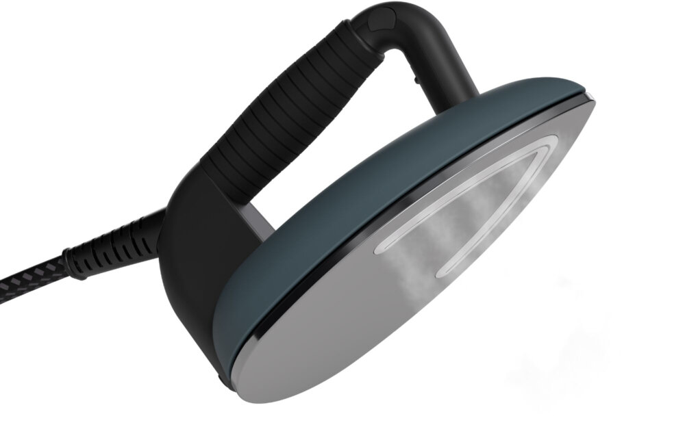 Zdjęcie przedstawia żelazko parowe z ciemnym uchwytem i metalową stopą, z której wydobywa się para. Produkt ma nowoczesny design i jest w kolorze ciemnoniebieskim.