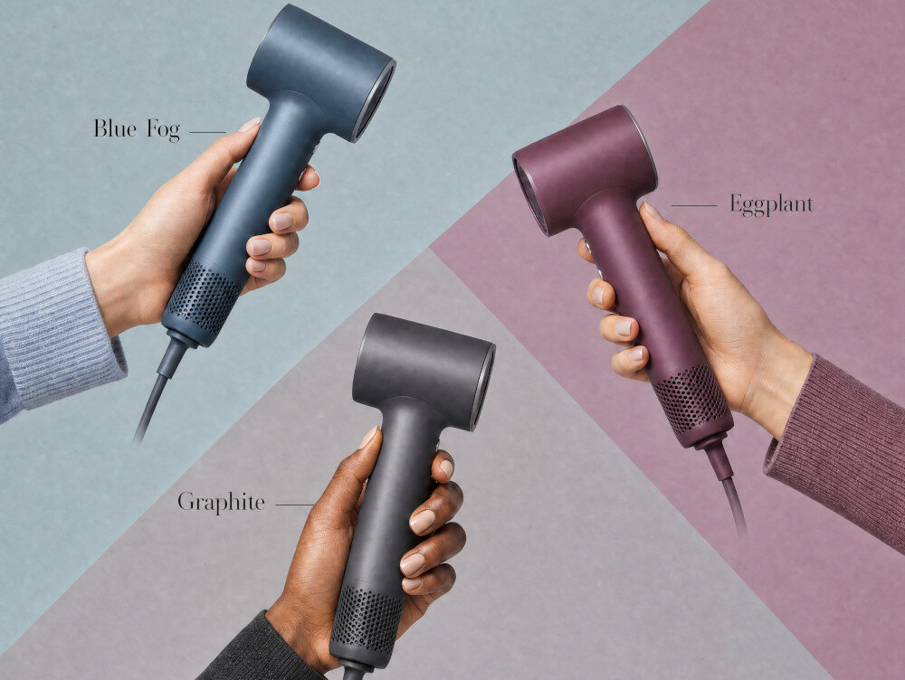 Suszarka SKINVIBE Nova Plasmago Niebieski 1100 W zdjęcie lifestyle  Wygoda w podróży Długi przewód 2,7 m trzy warianty kolorystyczne Blue Fog, Eggplant i Graphite