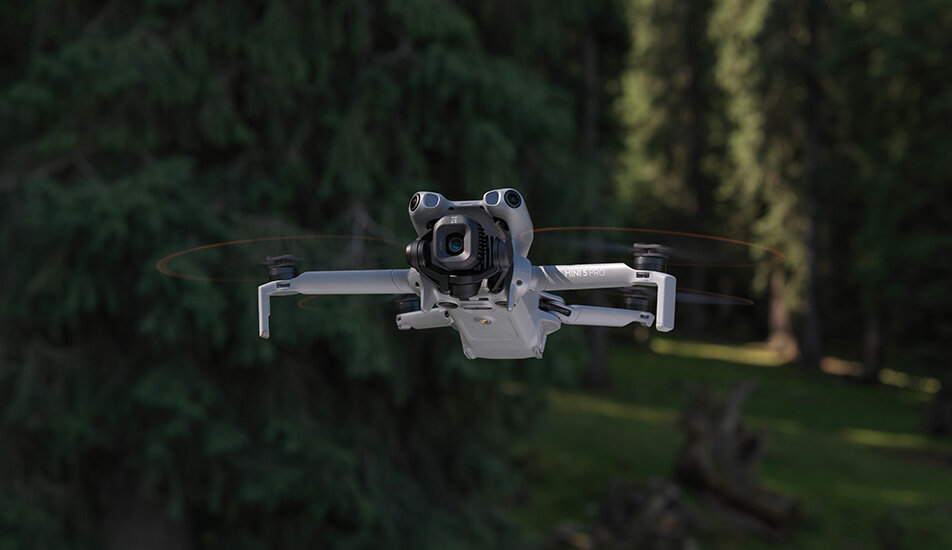 Dron DJI Mini 5 Pro w trakcie lotu.