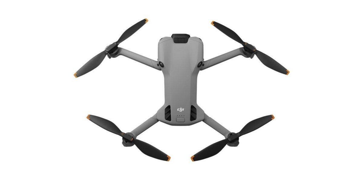 Dron DJI Mini 5 Pro na białym tle.
