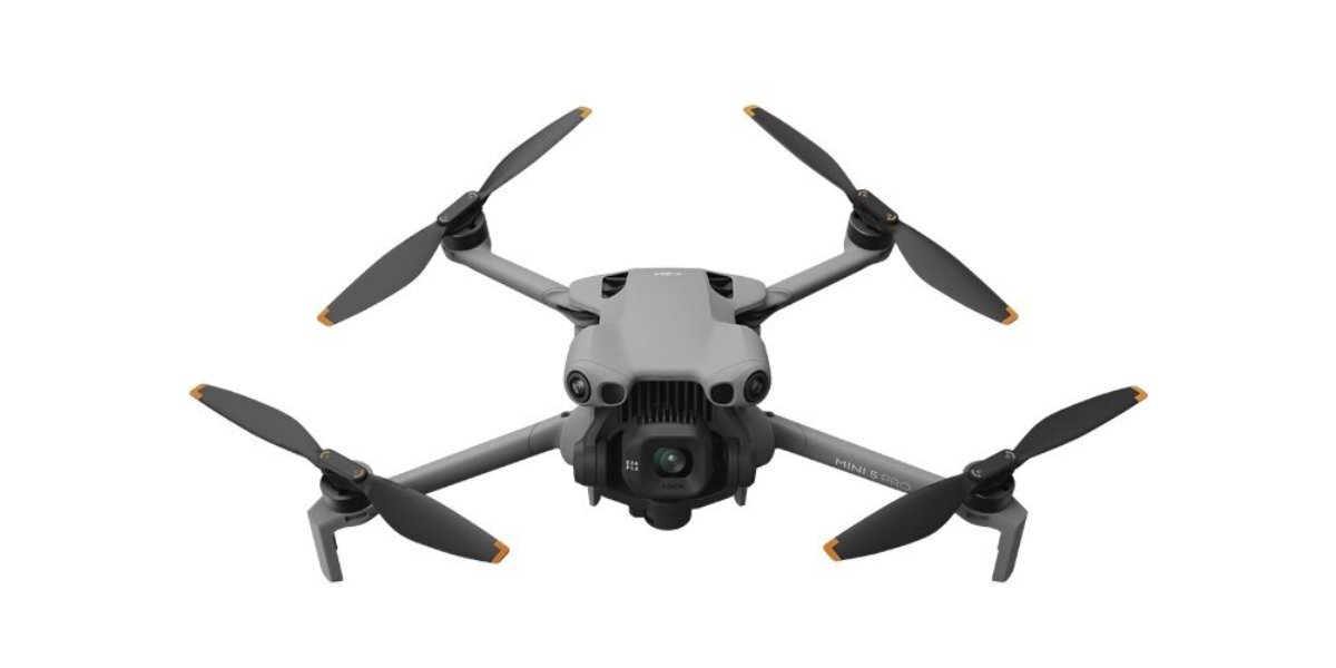 Dron DJI Mini 5 Pro na białym tle.