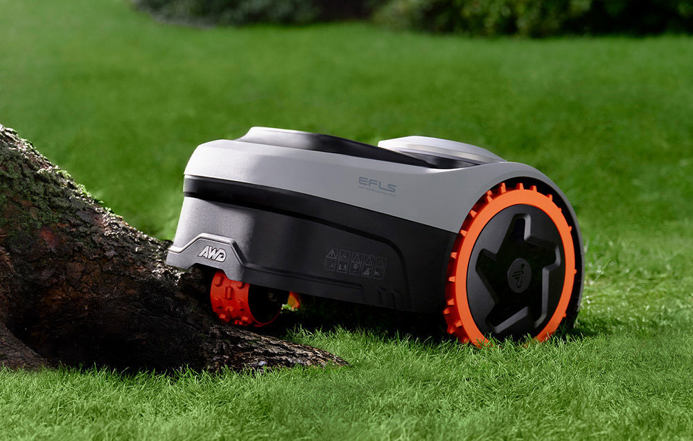 Robot koszący SEGWAY NAVIMOW i208E ogród trawnik robot kosi trawę przednie koło na konarze drzewa inteligentny napęd na wszystkie koła automatycznie dostosowuje przyczepność do warunków podłoża koło napędowe uruchamia się tylko wtedy, gdy jest to konieczne Technologia TCS optymalne zużycie energii i skuteczne pokonywanie przeszkód o wysokości do 4 cm