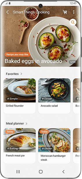 Korzystając z aplikacji SmartThings Cooking, łatwiej przyrządzisz apetyczne dania Ekran aplikacji SmartThings Cooking z przepisem na \'Baked eggs in avocado\' oraz listą ulubionych dań i planem posiłków. Widoczne są zdjęcia potraw, takie jak Grilled flounder i Avocado salad.
