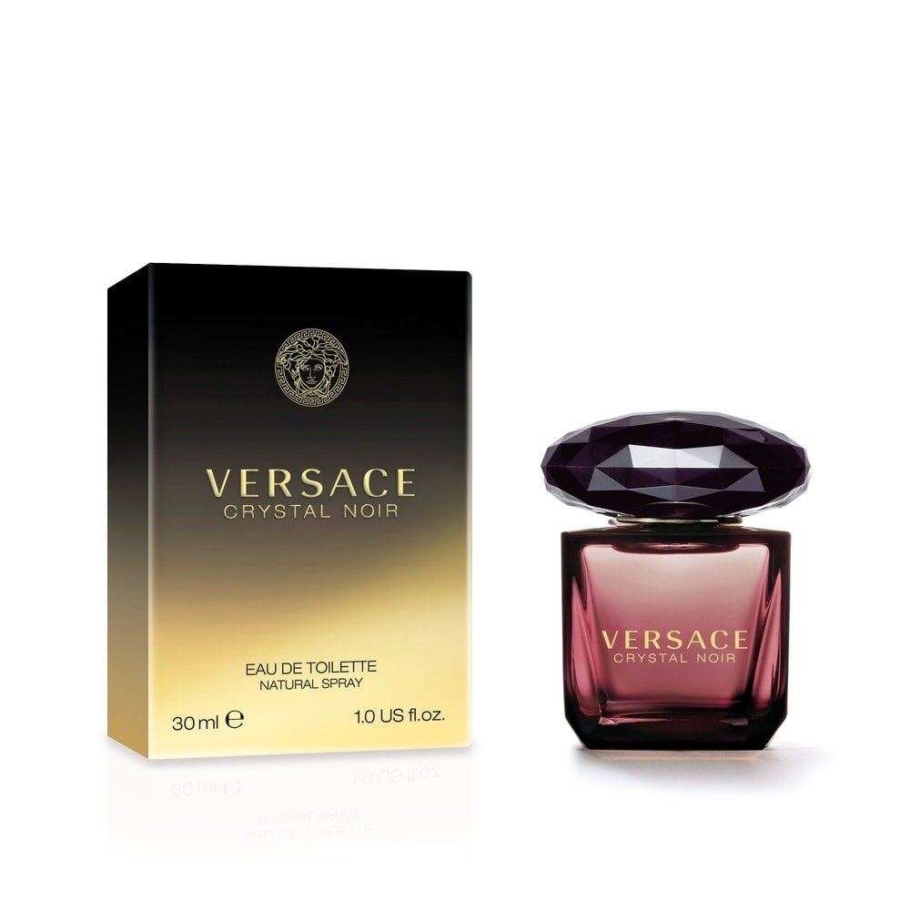 Na obrazie widoczna jest butelka wody toaletowej oraz pudełko z napisem \'Versace Crystal Noir\'. Pudełko ma gradientowy kolor od czarnego do złotego, a butelka jest ciemna z ozdobnym korkiem.