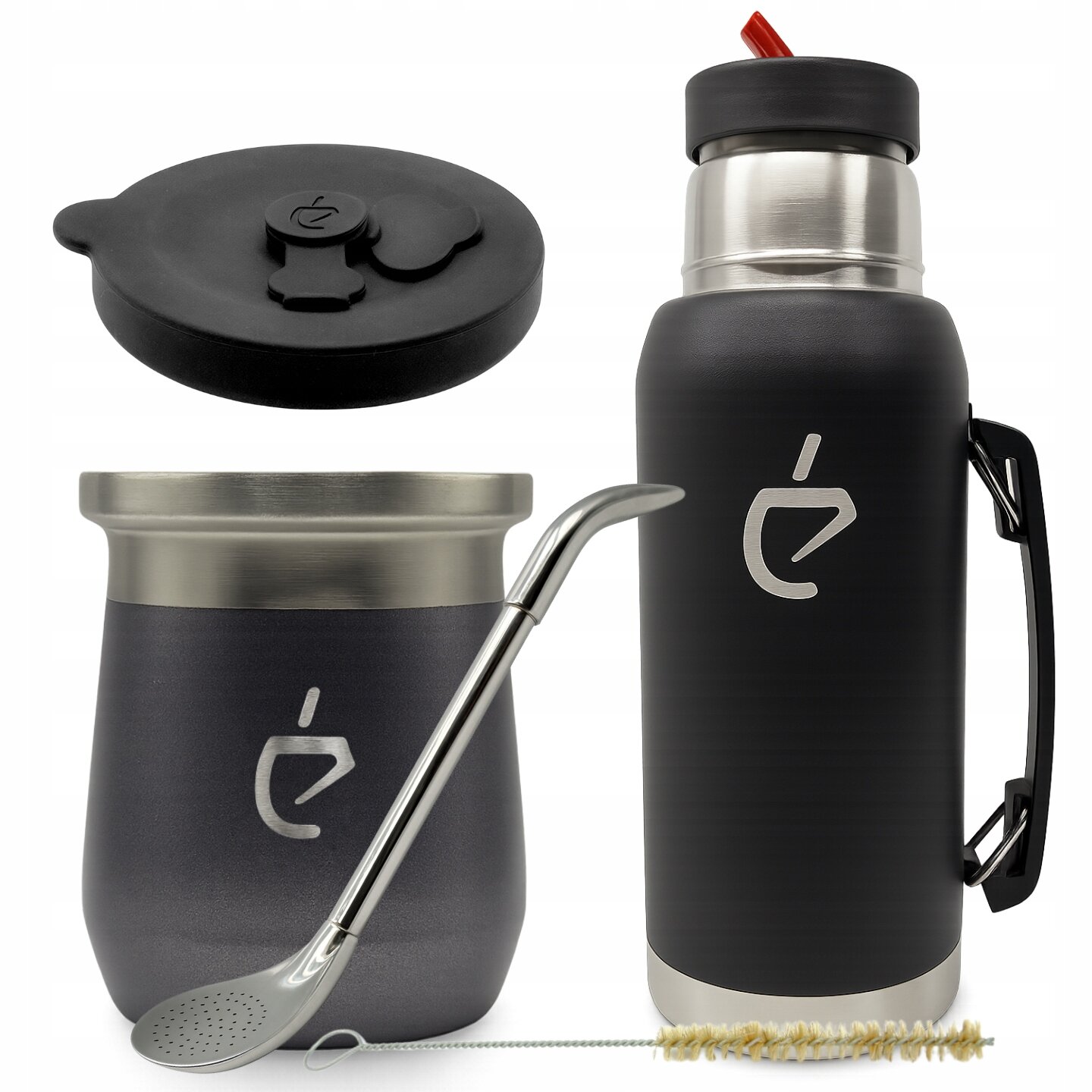Na obrazie widoczny jest zestaw do yerba mate składający się z czarnego termosu, matero, bombilli, czyścika i pokrywki. Na termosie i matero znajduje się logo w kształcie stylizowanej litery \'é\'.