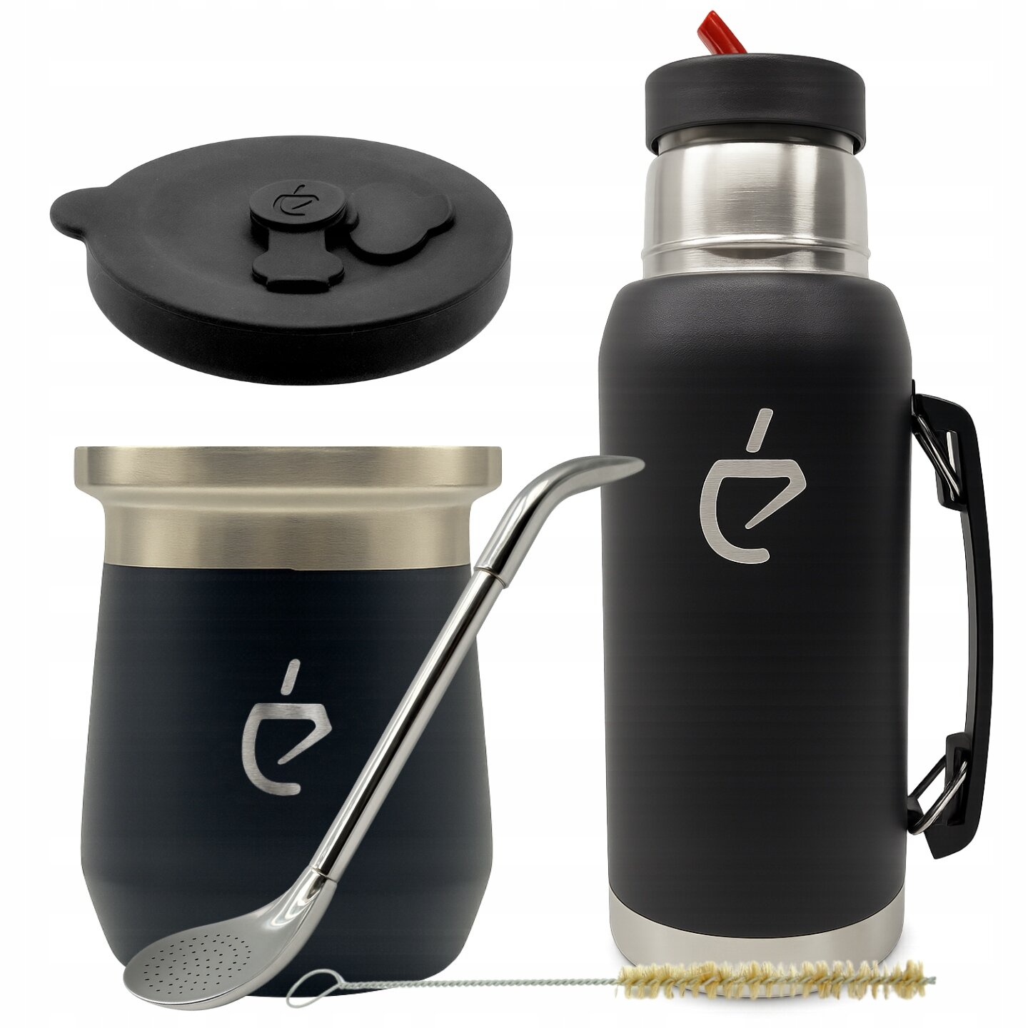 Na obrazie widoczny jest zestaw do yerba mate składający się z czarnego termosu, matero, bombilli oraz szczotki do czyszczenia. Na termosie i matero znajduje się białe logo w kształcie stylizowanej litery \'é\'.