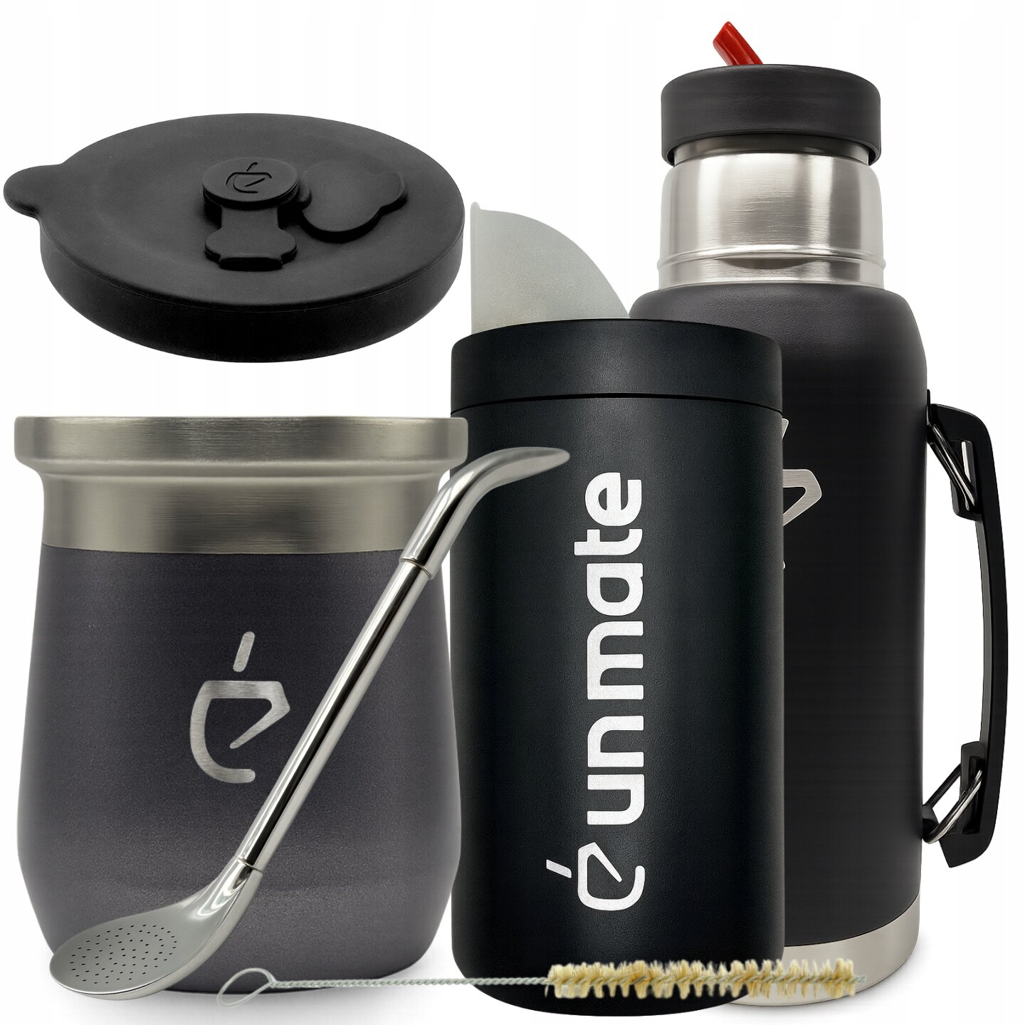 Na obrazie widoczny jest zestaw do yerba mate, w skład którego wchodzą: czarne matero, bombilla, czarny termos z napisem \'unmate\' oraz szczotka do czyszczenia. Produkty mają nowoczesny design i są wykonane z metalu i tworzywa sztucznego.