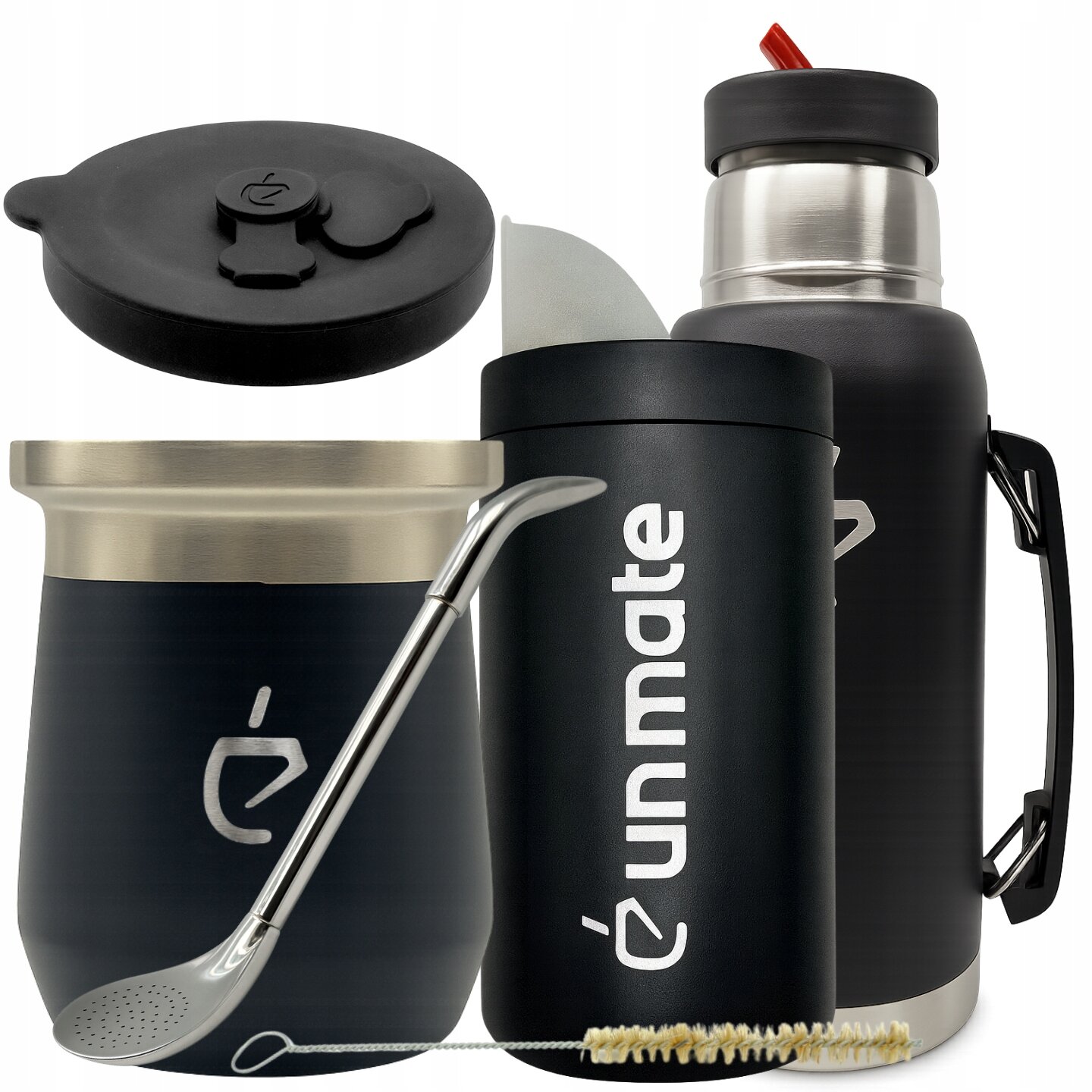 Zestaw yerba mate składający się z czarnego matero, bombilli, yerbery z napisem \'unmate\', termosu oraz szczotki do czyszczenia. Na produktach widoczne jest logo w kształcie litery \'é\'.