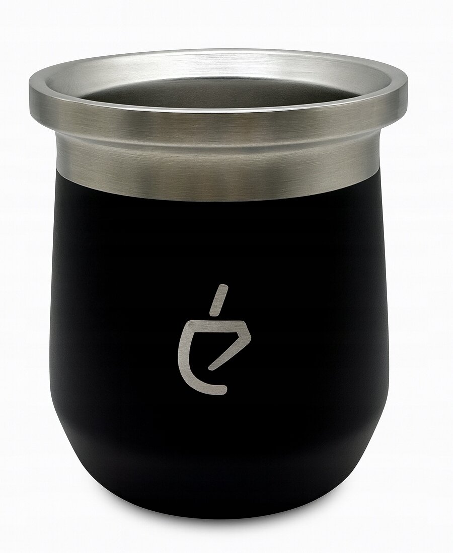 Czarne naczynie z metalowym obrzeżem i logo w kształcie stylizowanej litery na przedniej stronie.
