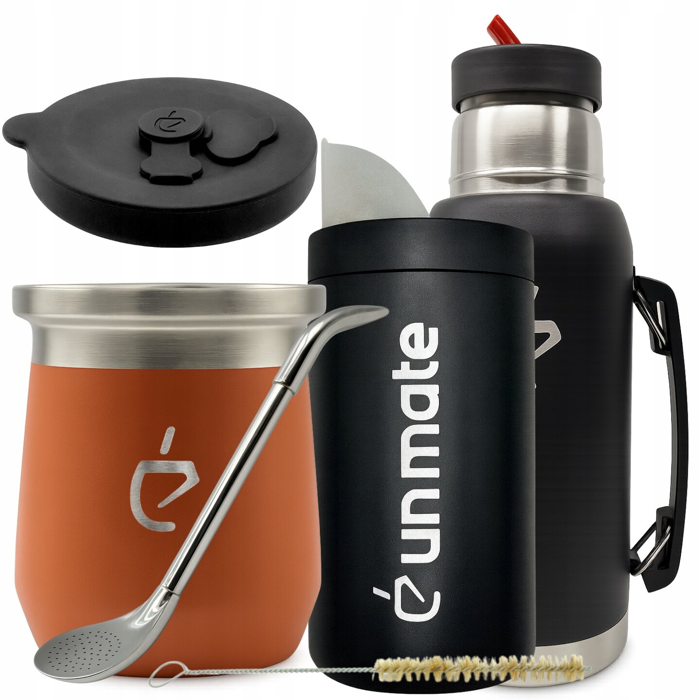 Na obrazie widoczny jest zestaw do yerba mate, w skład którego wchodzą: pomarańczowe matero z metalowym wykończeniem, metalowa bombilla, czarny pojemnik z napisem \'é unmate\', czarny termos z metalowym elementem oraz szczotka do czyszczenia. Na pokrywce termosu znajduje się czerwony element, a na matero widoczne jest logo w kształcie litery \'é\'.
