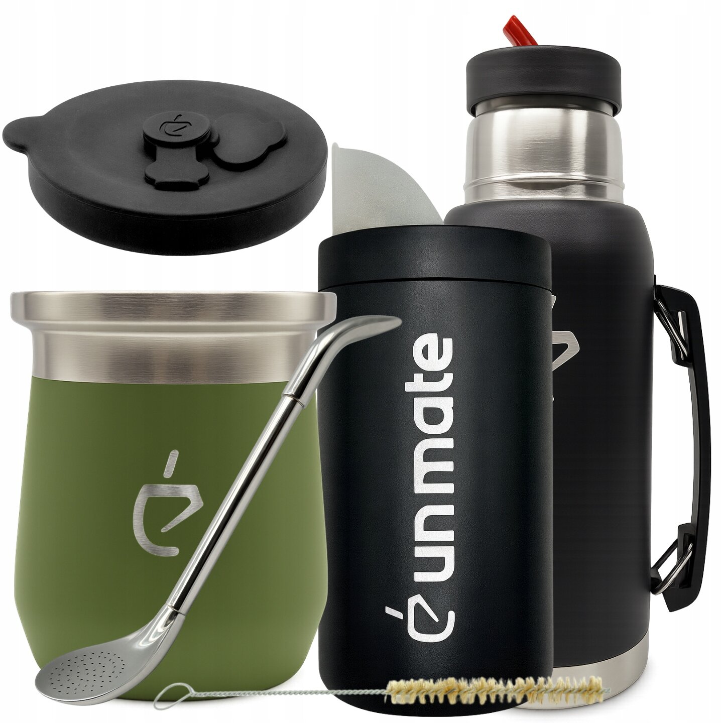 Na obrazie widoczny jest zestaw do yerba mate, w skład którego wchodzą zielone matero, metalowa bombilla, czarny termos z napisem \'unmate\' oraz czarna pokrywka. Obok znajduje się szczoteczka do czyszczenia bombilli.