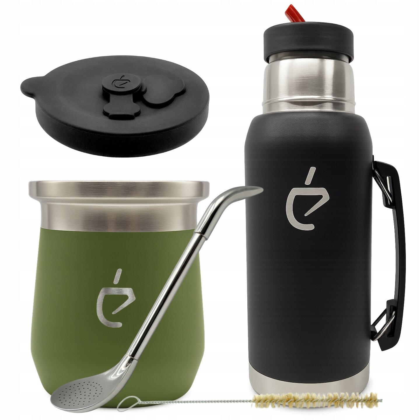 Na obrazie widoczny jest zestaw do yerba mate składający się z czarnego termosu, zielonego matero, metalowej bombilli oraz szczotki do czyszczenia. Na termosie i matero znajduje się logo w kształcie stylizowanej litery \'é\'.