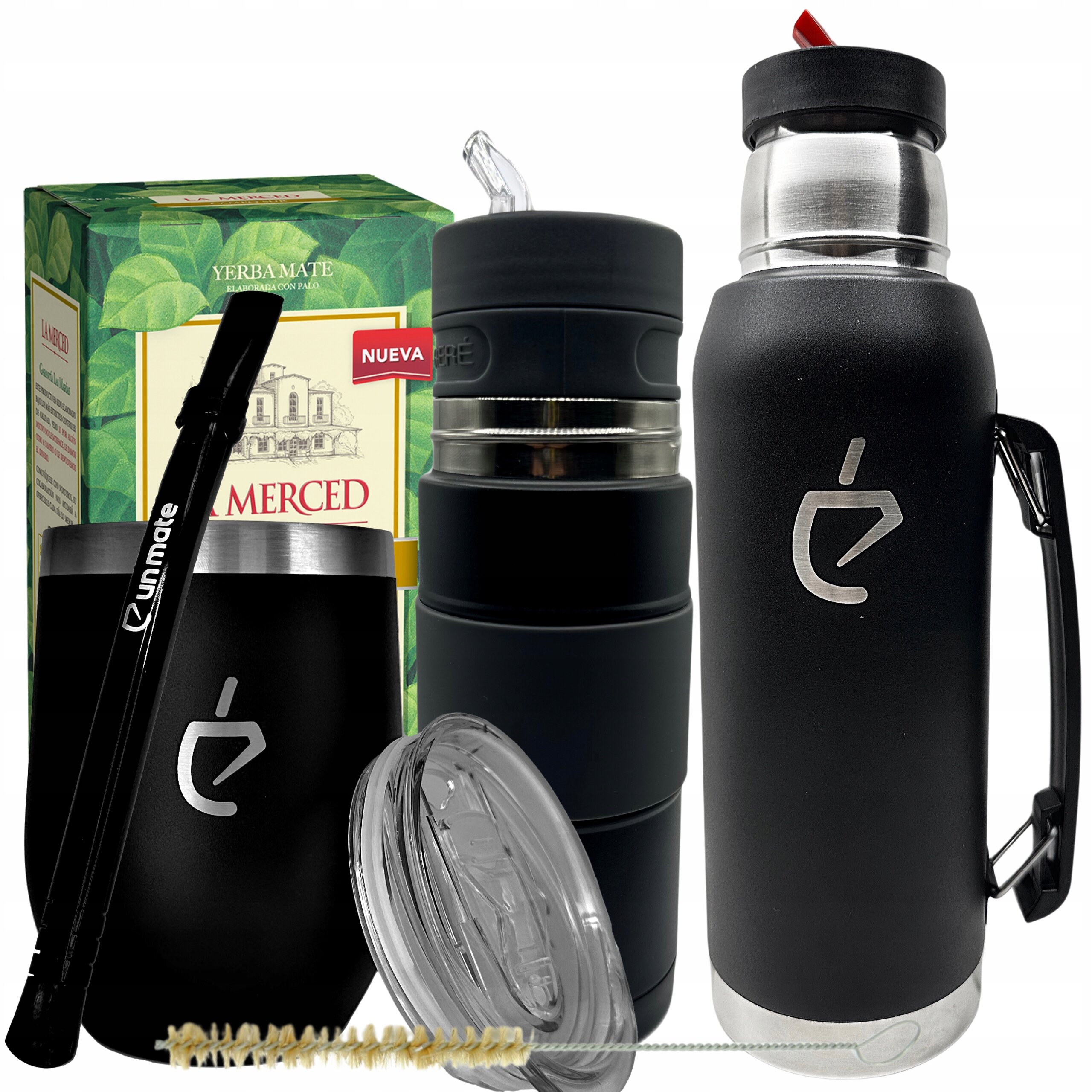 Na obrazie znajduje się zestaw do yerba mate, w skład którego wchodzą: opakowanie yerba mate La Merced, czarny termos, czarny kubek z logo, bombilla z napisem \'unmate\' oraz przezroczysta pokrywka i szczoteczka. Opakowanie yerba mate ma zieloną grafikę z napisem \'La Merced\'.