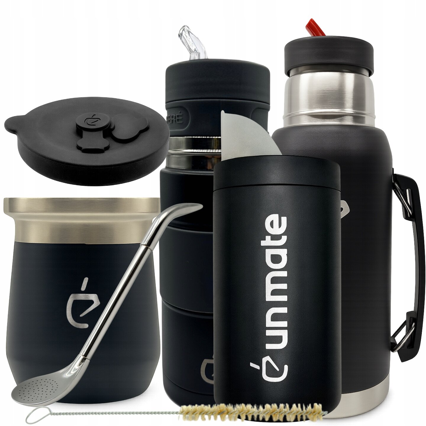 Na obrazie widoczny jest zestaw akcesoriów do yerba mate, w tym czarne naczynia, bombilla, szczoteczka do czyszczenia i pokrywka. Na jednym z naczyń widnieje napis \'unmate\'.