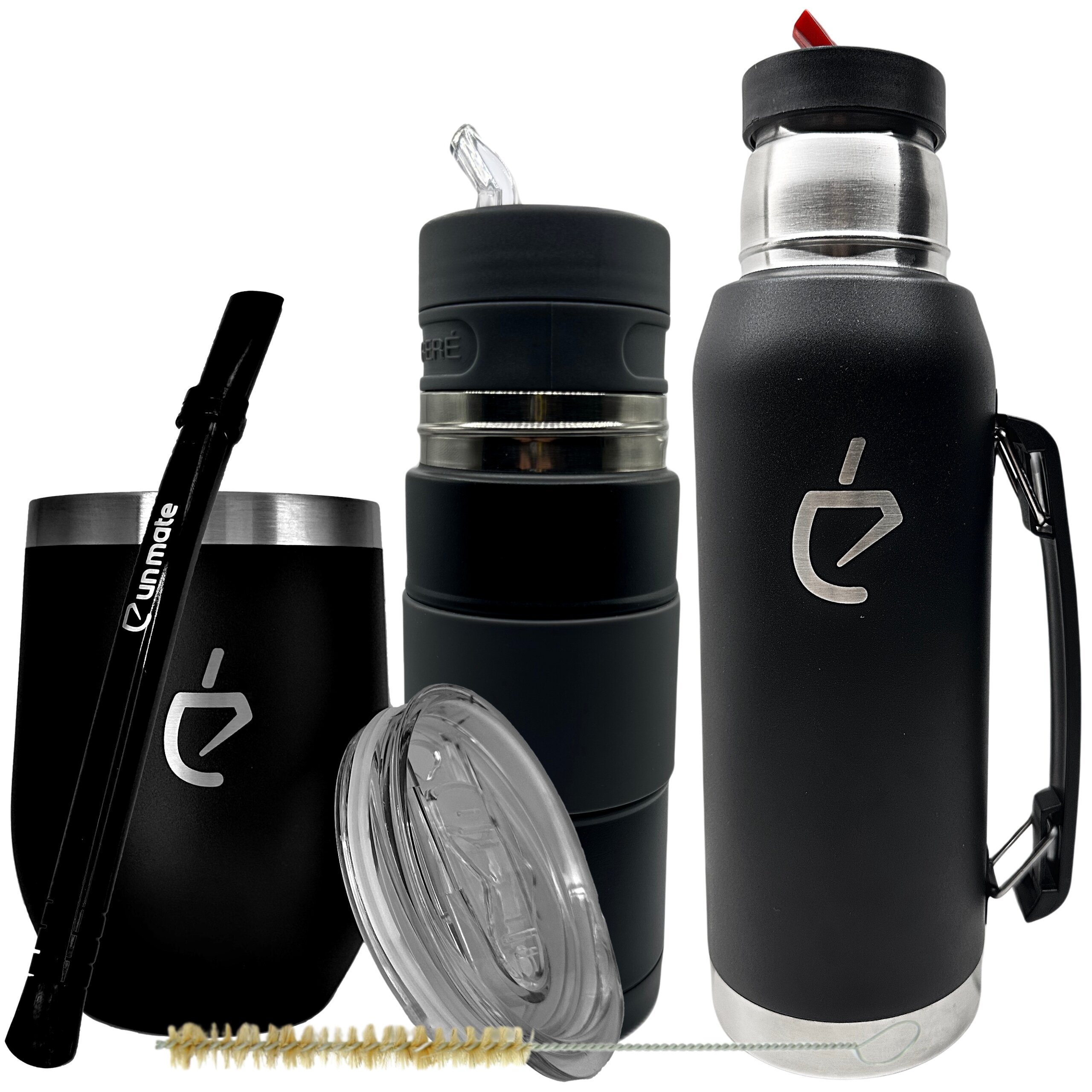 Na obrazie widoczny jest zestaw do yerba mate składający się z czarnego kubka termicznego, przezroczystej pokrywki, czarnej bombilli, czarnego termosu oraz szczotki do czyszczenia. Na kubku i termosie znajduje się logo w kształcie stylizowanej litery \'e\'.