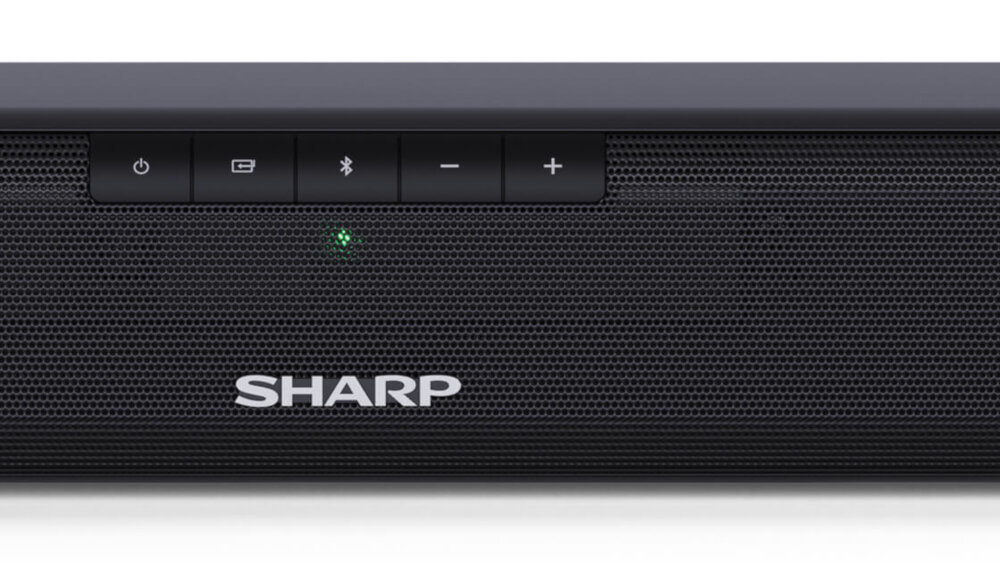 Czarny soundbar z widocznymi przyciskami na górze: włącznik, HDMI, Bluetooth, zmniejszanie i zwiększanie głośności. Na froncie znajduje się logo \'SHARP\' oraz zielona dioda.