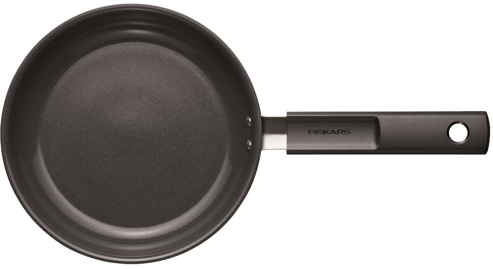 Czarna patelnia z długą rączką, na której widnieje napis \'FISKARS\'.