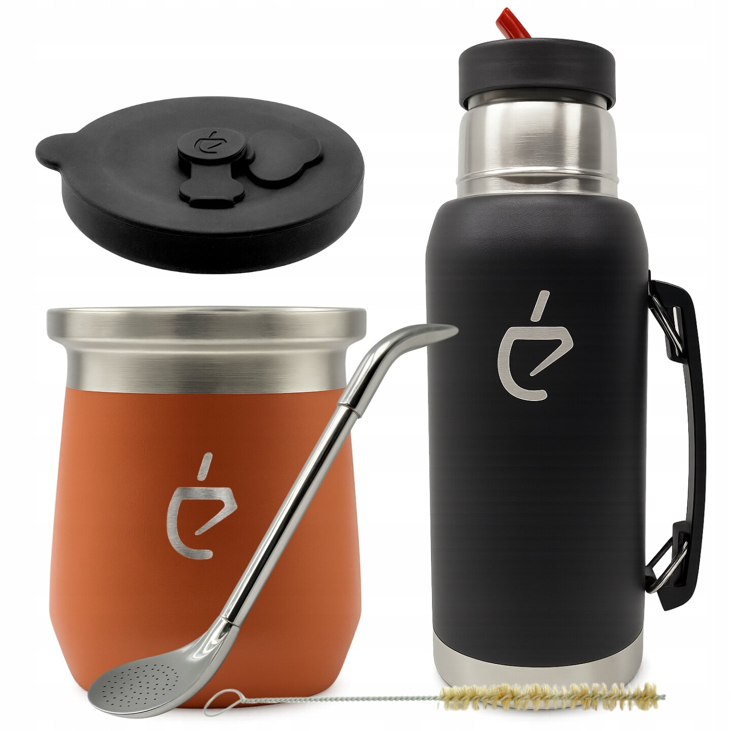 Na obrazie widoczny jest zestaw do yerba mate składający się z czarnego termosu, pomarańczowego matero, metalowej bombilli oraz szczotki do czyszczenia. Na termosie i matero znajduje się logo w kształcie stylizowanej litery \'é\'.