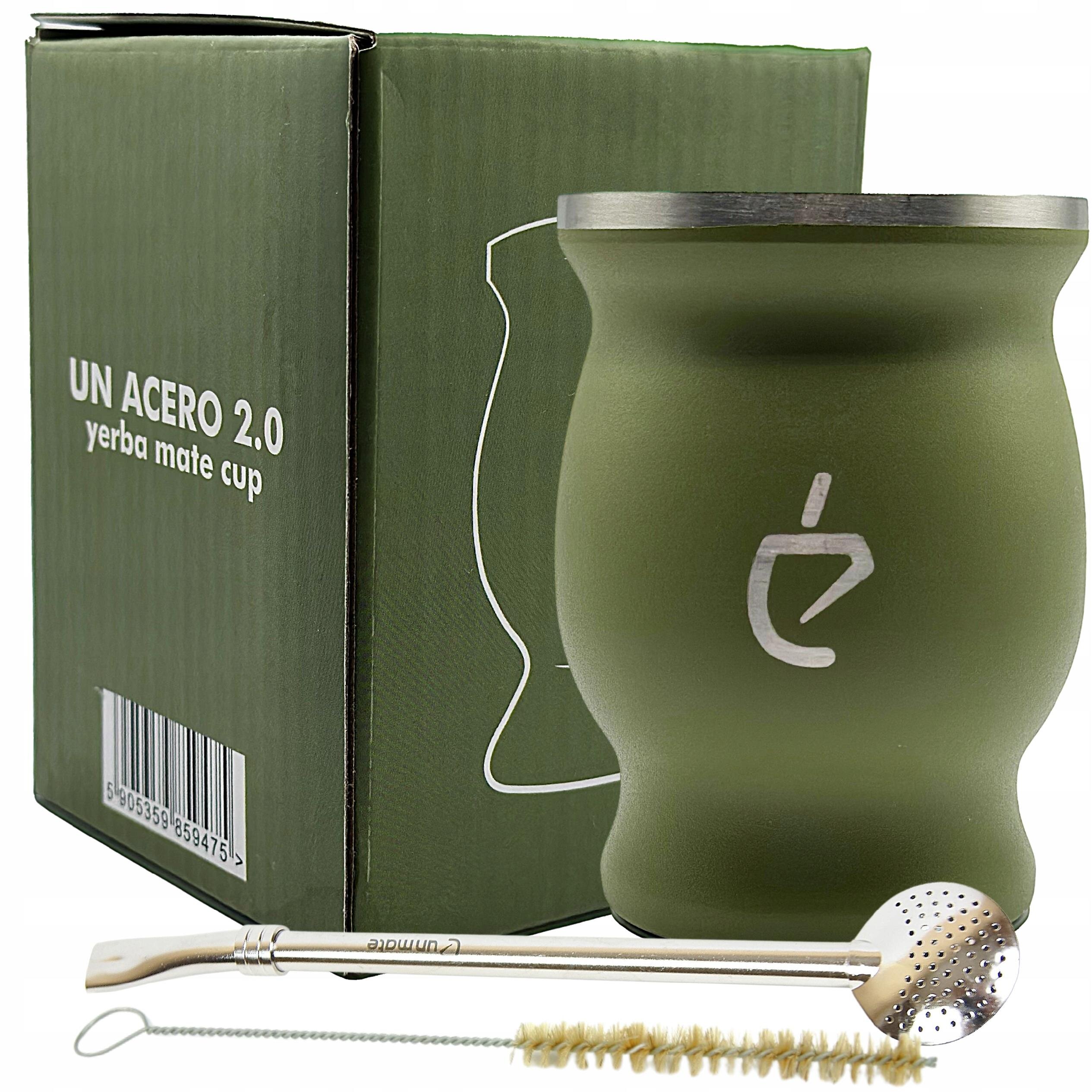 Na obrazie znajduje się zielony kubek do yerba mate z metalowym rantem, obok którego leży bombilla i szczoteczka do czyszczenia. W tle widoczny jest zielony karton z napisem \'UN ACERO 2.0 yerba mate cup\'.