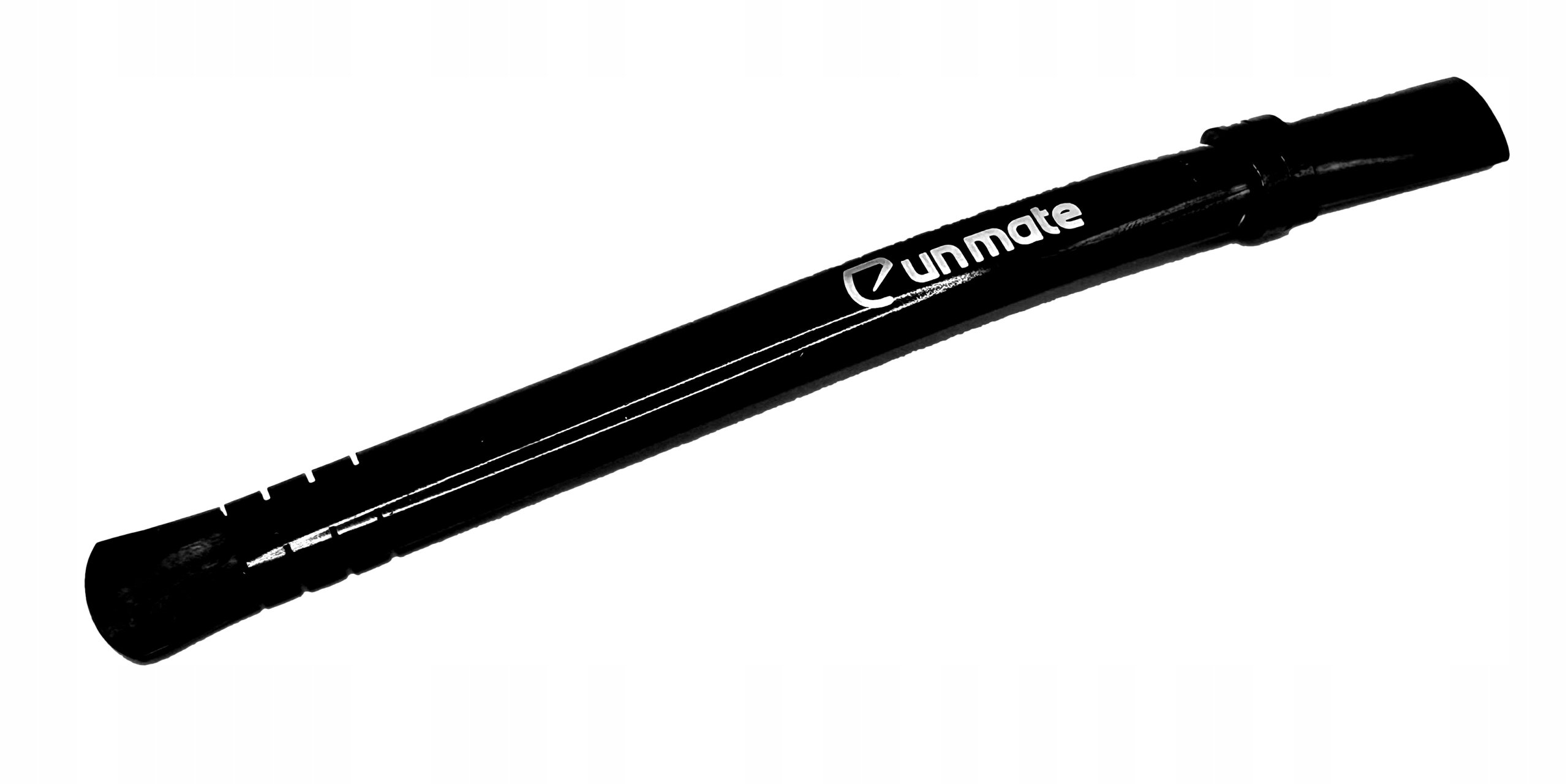Czarna bombilla z logo \'un mate\' na powierzchni.