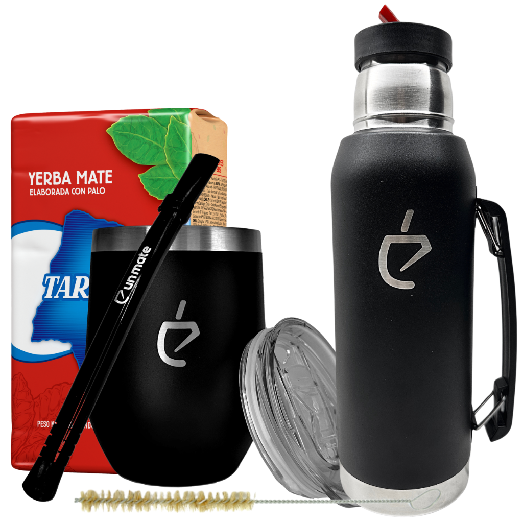 Na obrazie znajduje się zestaw do yerba mate, w skład którego wchodzą czarny termos, czarny kubek z metalowym logo, bombilla z napisem \'unmate\', przezroczysta pokrywka oraz szczoteczka do czyszczenia. W tle widoczna jest czerwona paczka yerba mate z napisem \'TARAGUI\'.