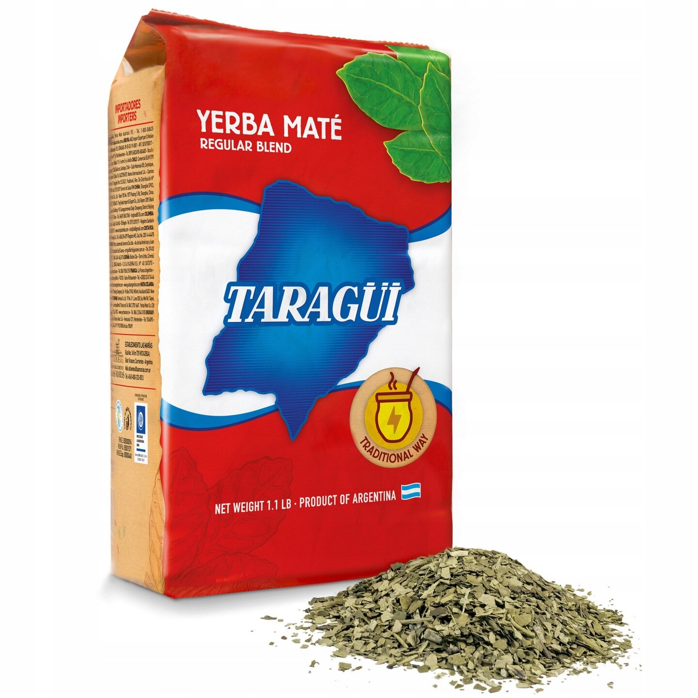 Opakowanie Yerba Maté Taragüi Regular Blend z czerwonym tłem i niebieskim konturem mapy. Obok opakowania znajduje się rozsypana suszona yerba maté.